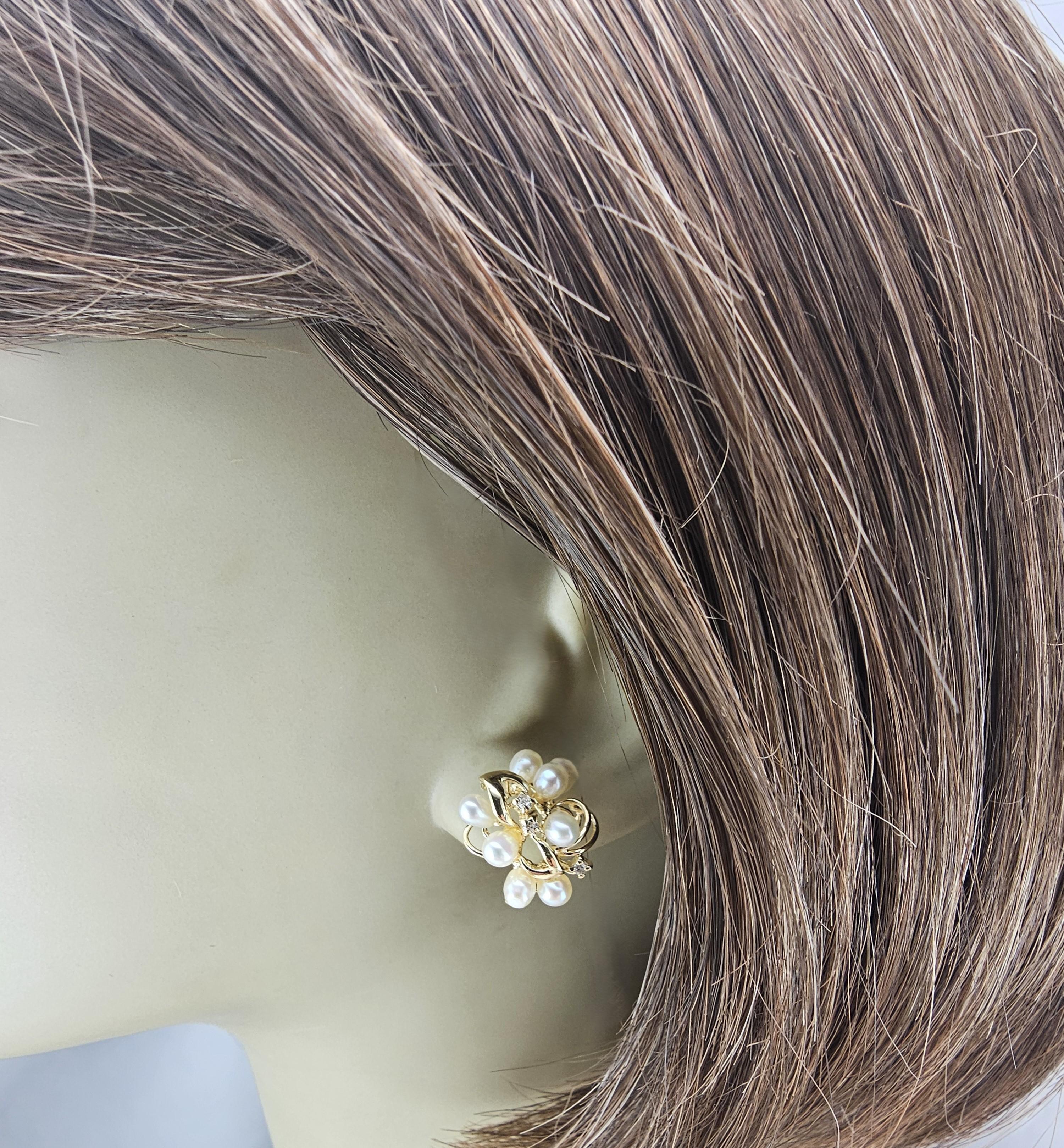 Orecchini Omega a grappolo con perle e diamanti in oro giallo 14K #23568 in vendita 2