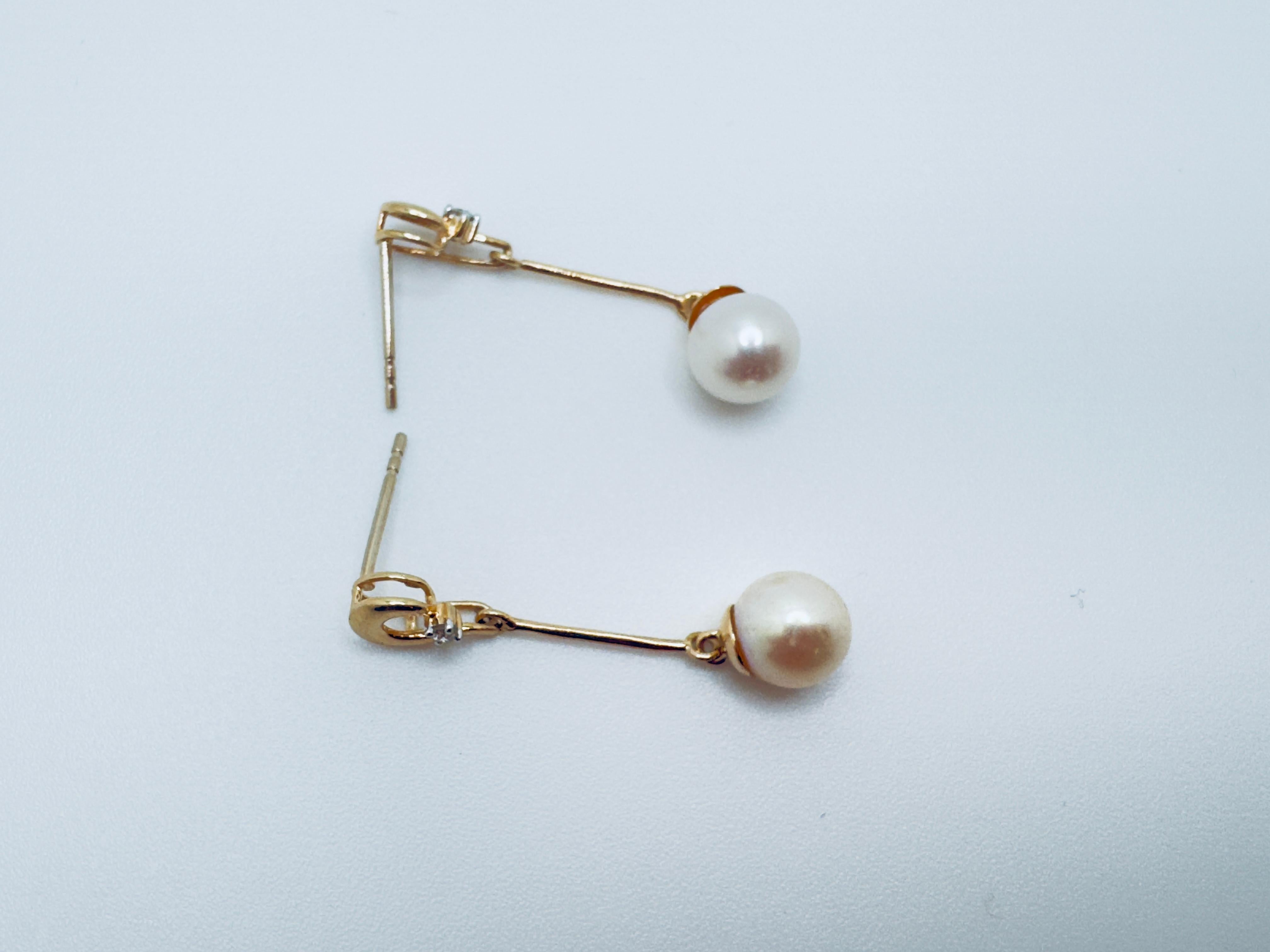 Taille ronde 14K Yellow Gold Pearl and Diamond Dangle Earrings en vente