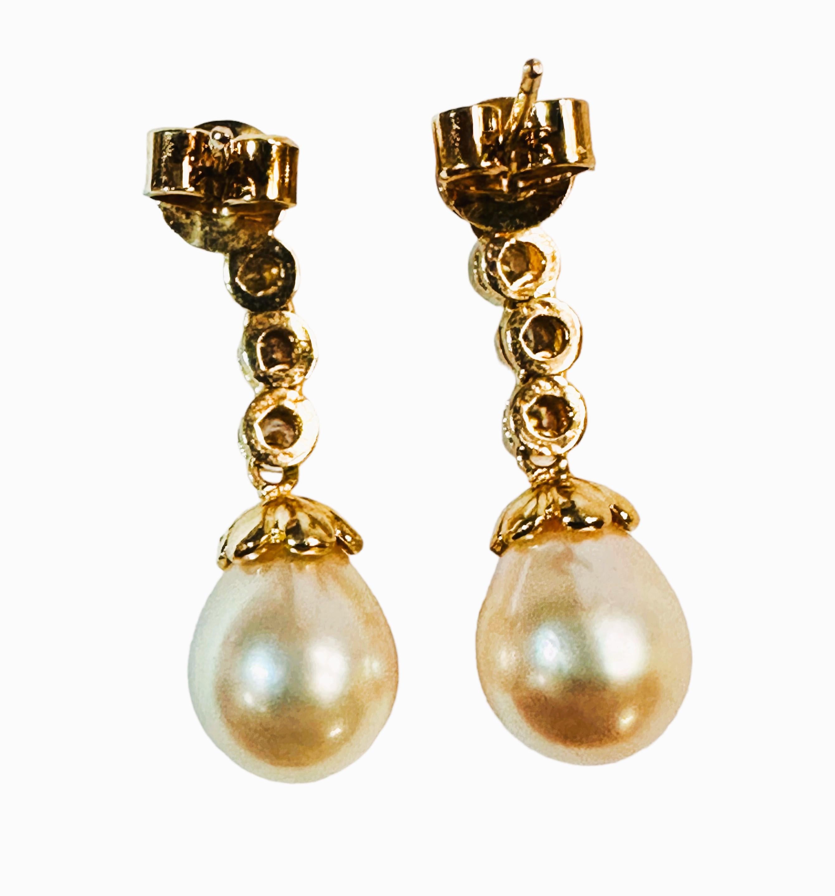 Boucles d'oreilles pendantes en or jaune 14k avec perles et diamants 1