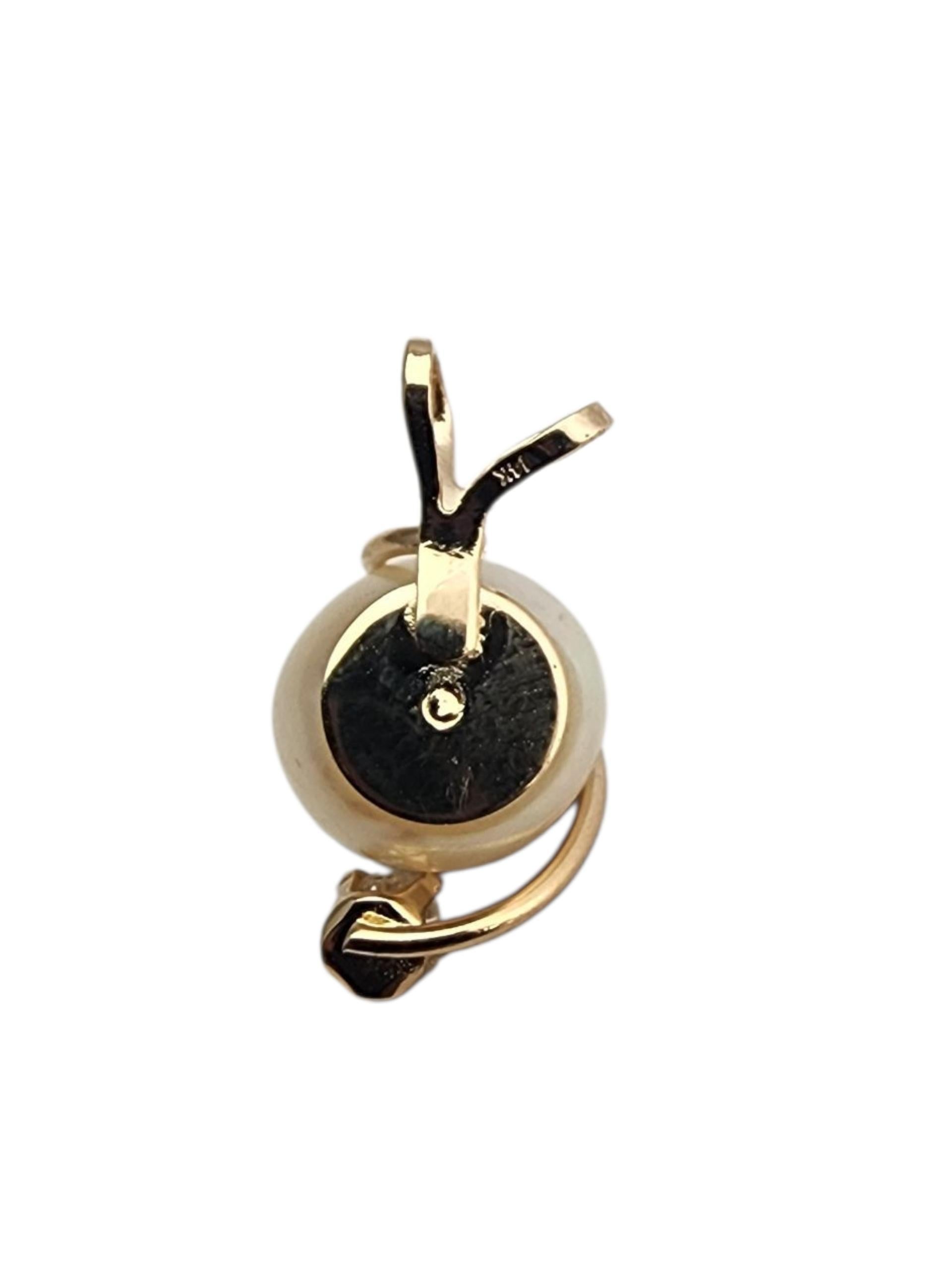 Pendentif en or jaune 14K avec perles et diamants

Alliant gracieusement beauté classique et éclat, ce pendentif en or jaune 14 carats présente une perle lumineuse rehaussée d'un diamant éblouissant, ce qui en fait une pièce d'apparat parfaite pour