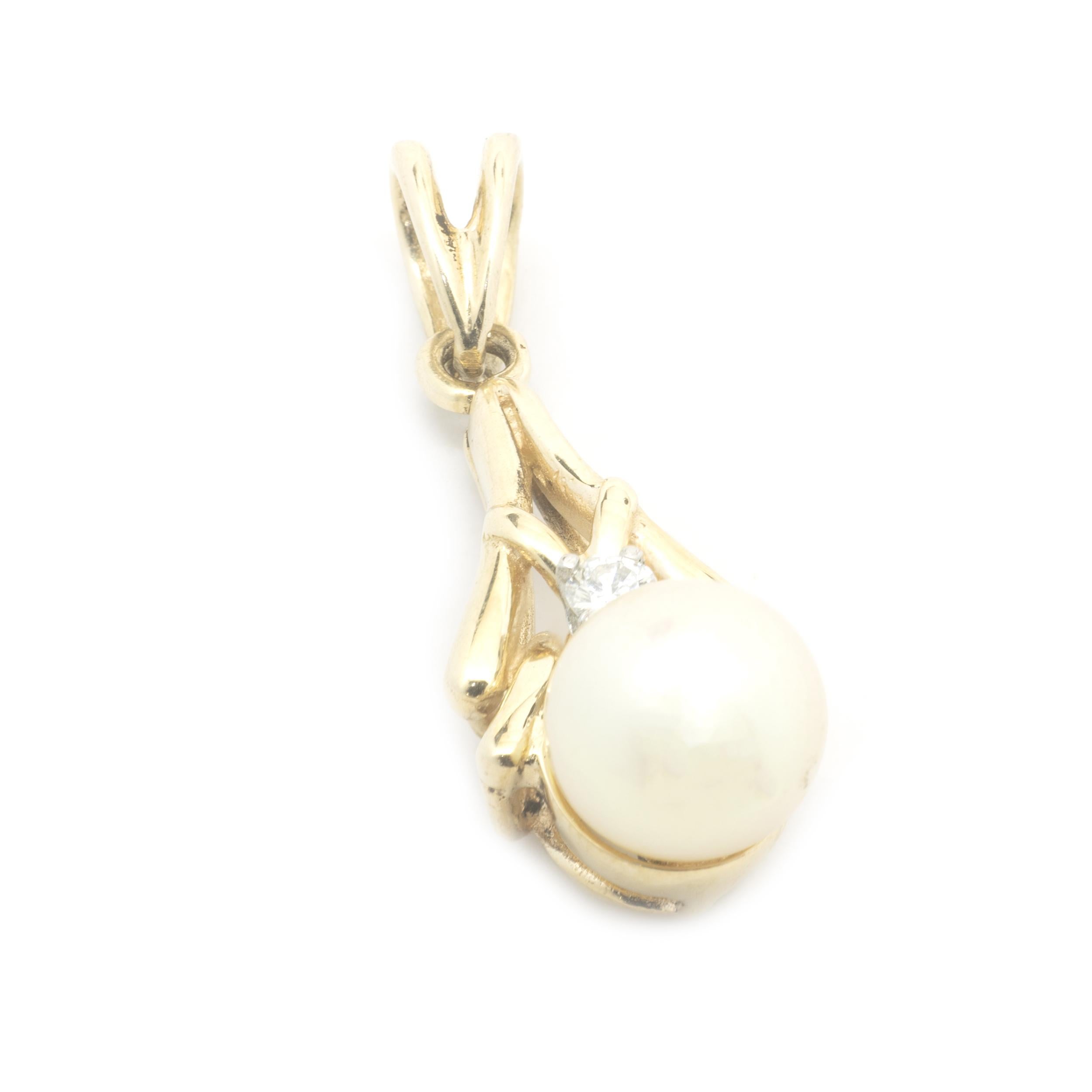 14k Yellow Gold Pearl and Diamond Pendant In Excellent Condition For Sale In Scottsdale, AZ