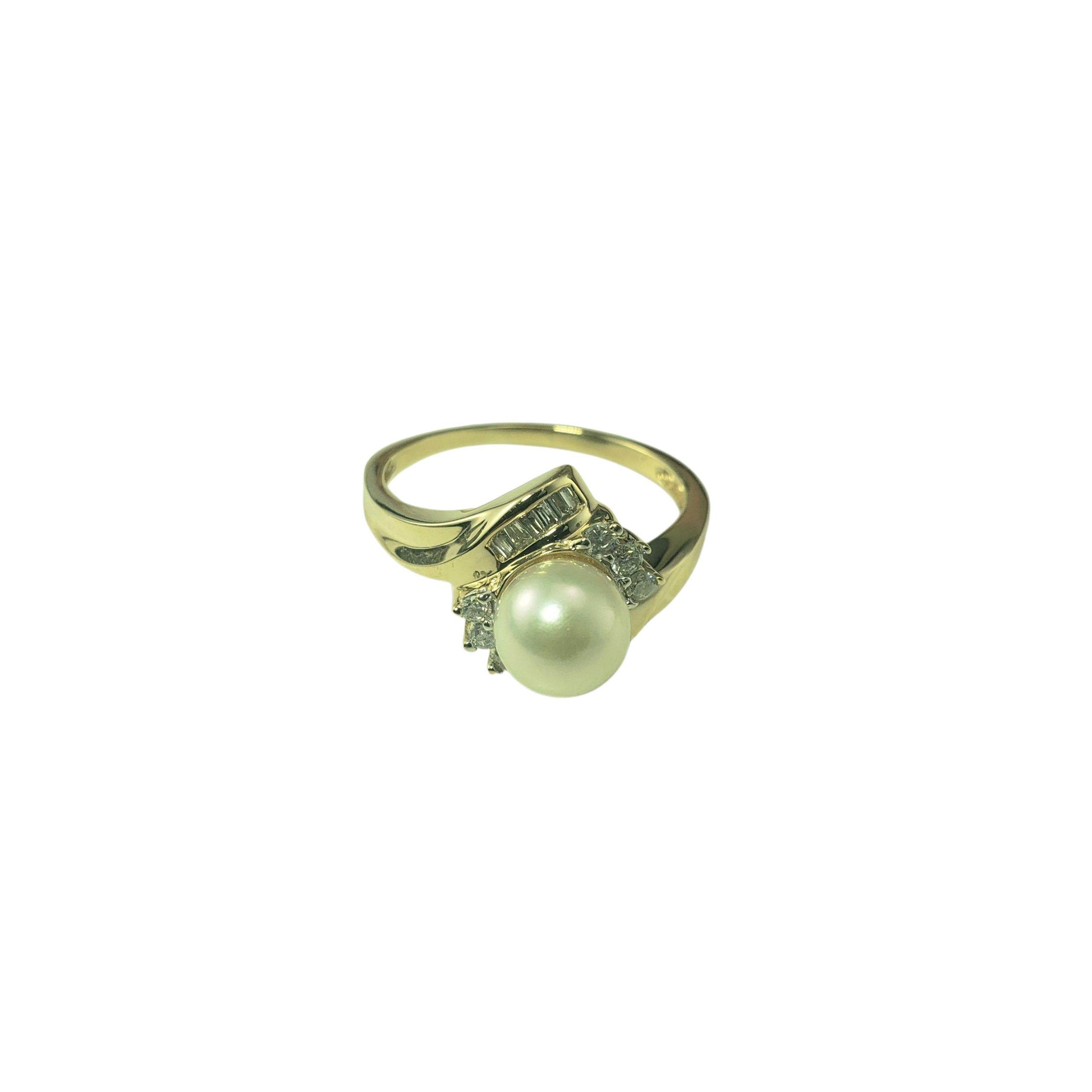 Bague en or jaune 14K avec perles et diamants Taille 8.5-

Elégante et intemporelle, cette bague en or jaune 14 carats met en valeur une perle de culture lumineuse (7 mm) en guise de pièce maîtresse. Flanqué de 12 diamants baguettes étincelants et