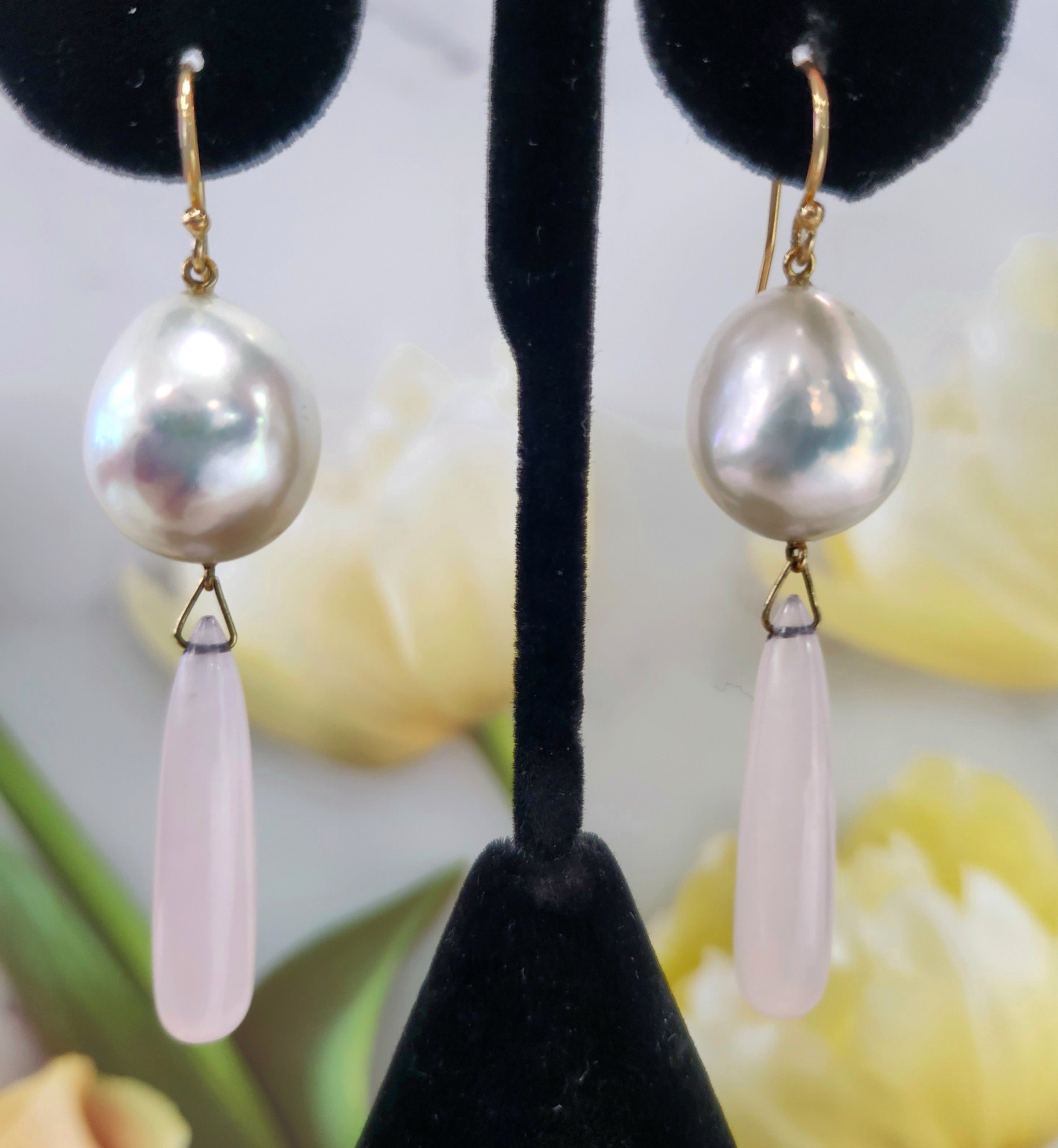 Questi sono un bel paio di orecchini a goccia di perle e quarzo rosa.

Perle bianche d'acqua dolce da 14,5 mm 
Molto bella la lucentezza e l'iridescenza,
con una texture organica e libera, comune alle perle d'acqua dolce.
Misura 2,50 pollici di
