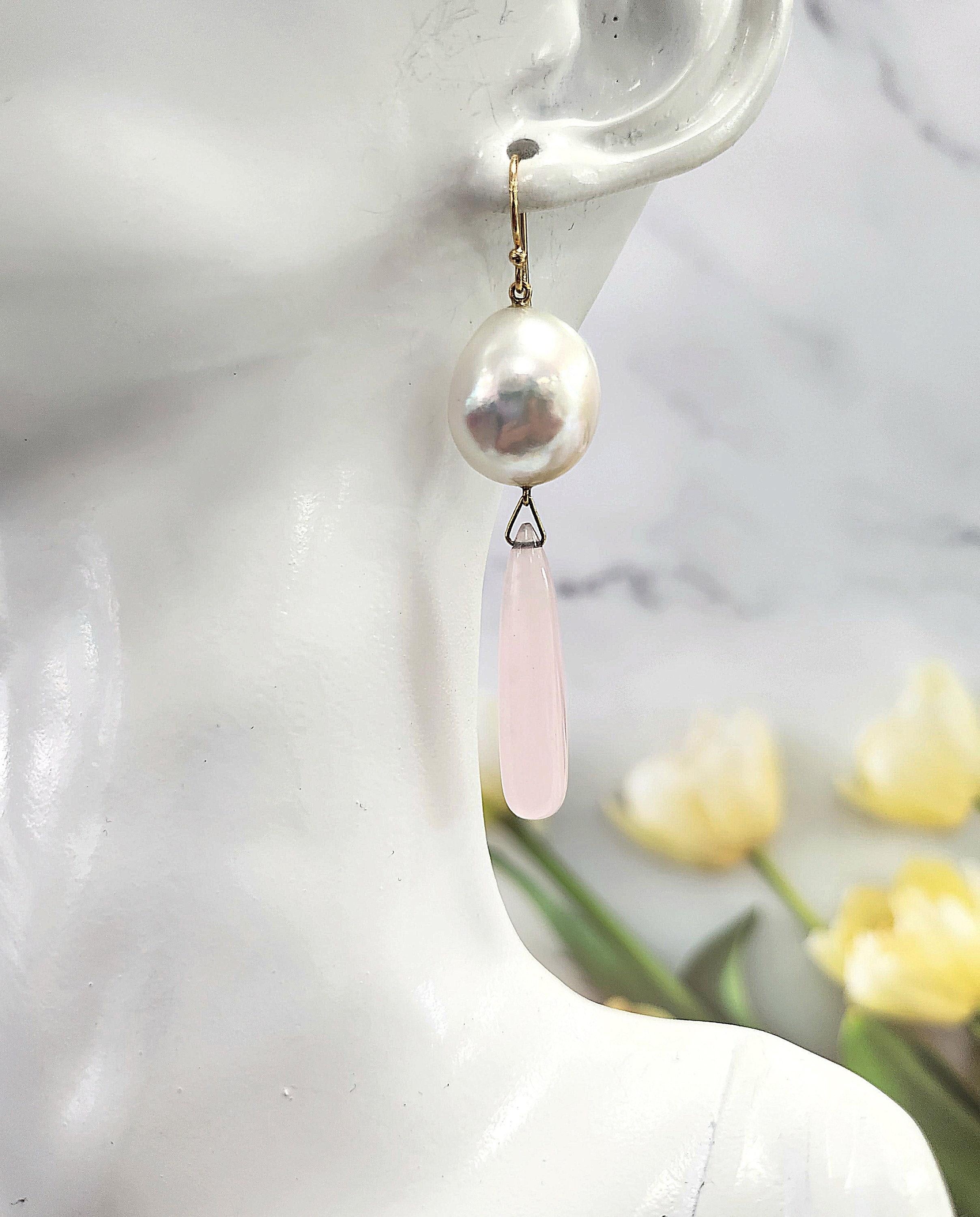 Moderno Orecchini a goccia in oro giallo 14K con perle e quarzo rosa in vendita