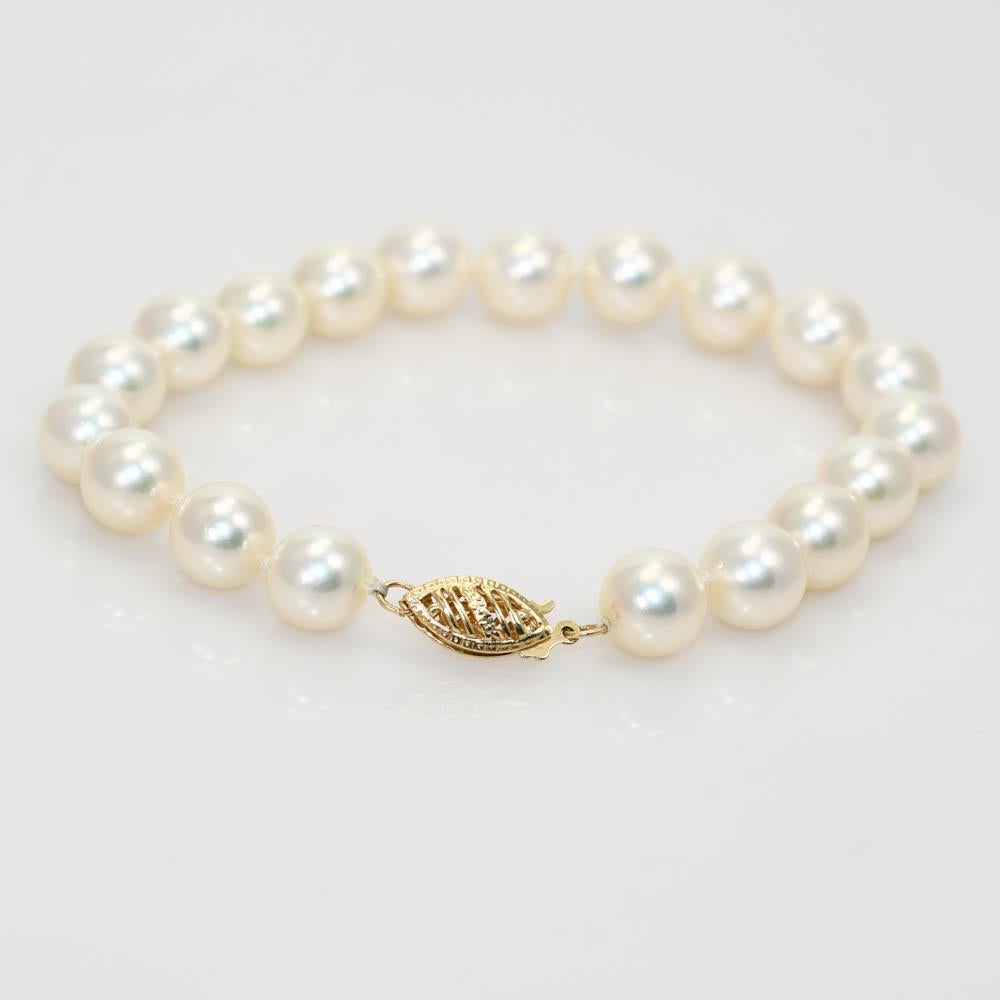 Bracelet de perles avec fermoir jaune 14k.
Les perles de culture d'eau salée mesurent 8 mm de diamètre. Leur qualité et leur lustre sont excellents.
Le bracelet mesure 6 1/2 pouces de long.
Excellent état.