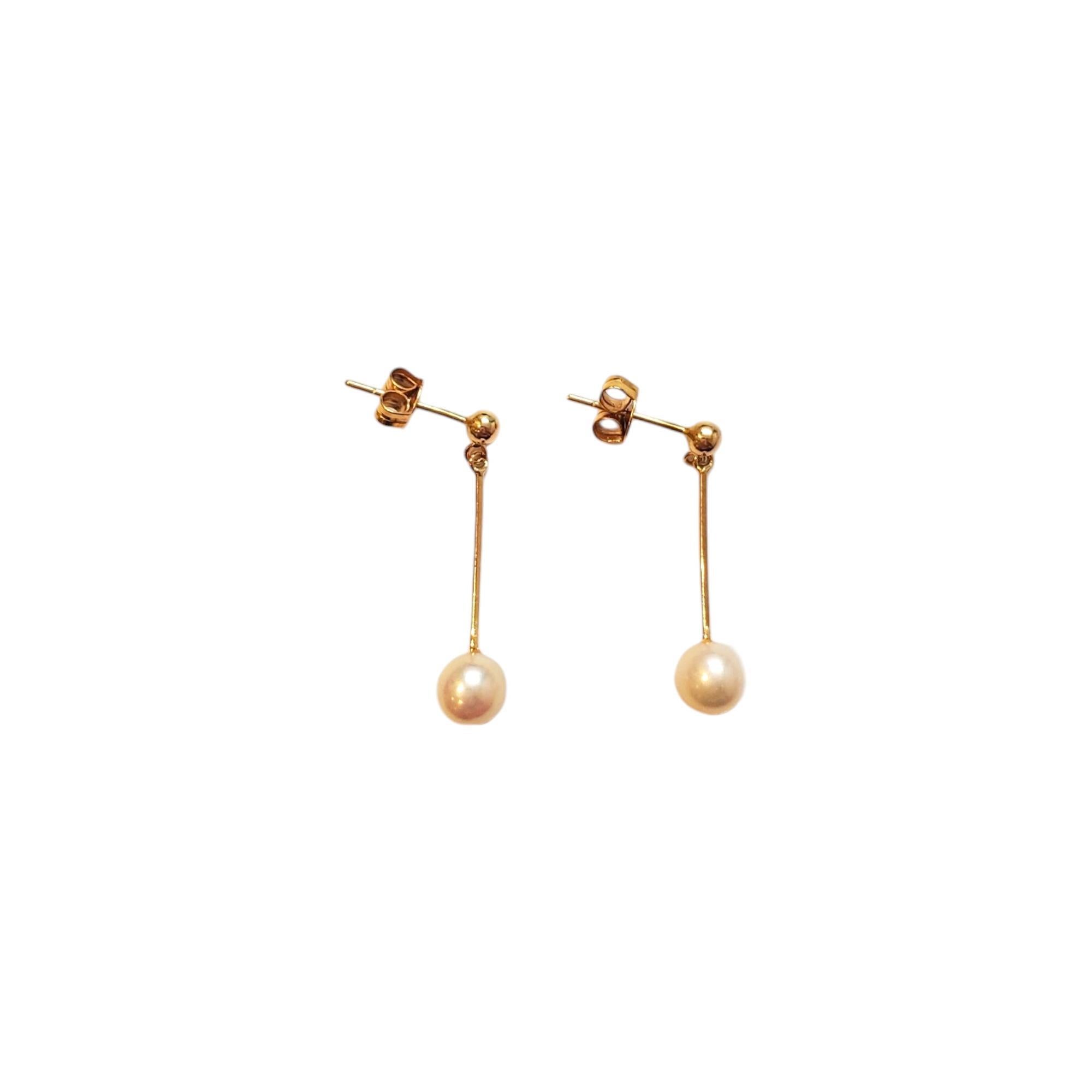 Pendientes de perlas de oro amarillo de 14 quilates - 

¡Irradia elegancia atemporal con nuestros brillantes pendientes de perlas!

Marcado R 14K 585

Peso: 1,3 g/ 0,9 dwt.

Tamaño: 26,4 mm X  5,8 mm X 5,8 mm

Muy buen estado, pulido