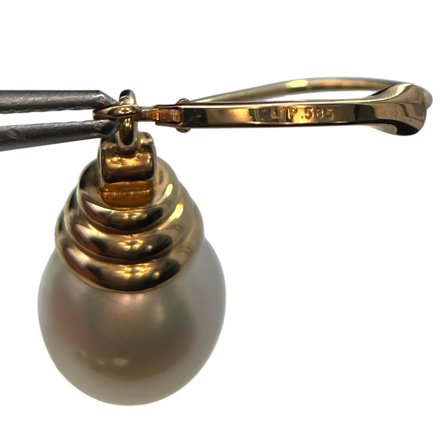 Pendientes colgantes de perlas de oro amarillo de 14k en Excelente estado para la venta en New York, NY