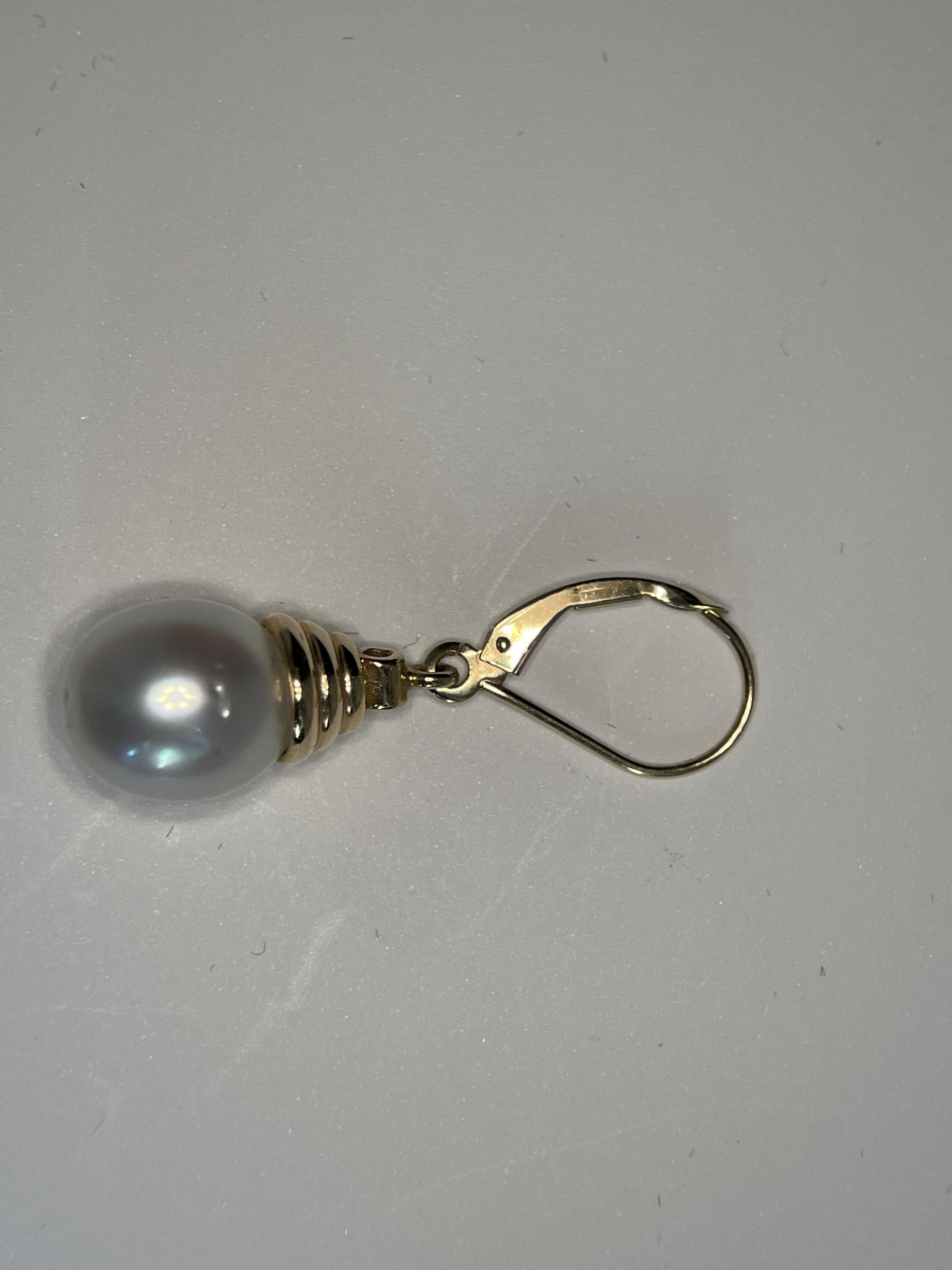 Femenino o masculino Pendientes colgantes de perlas de oro amarillo de 14k en venta