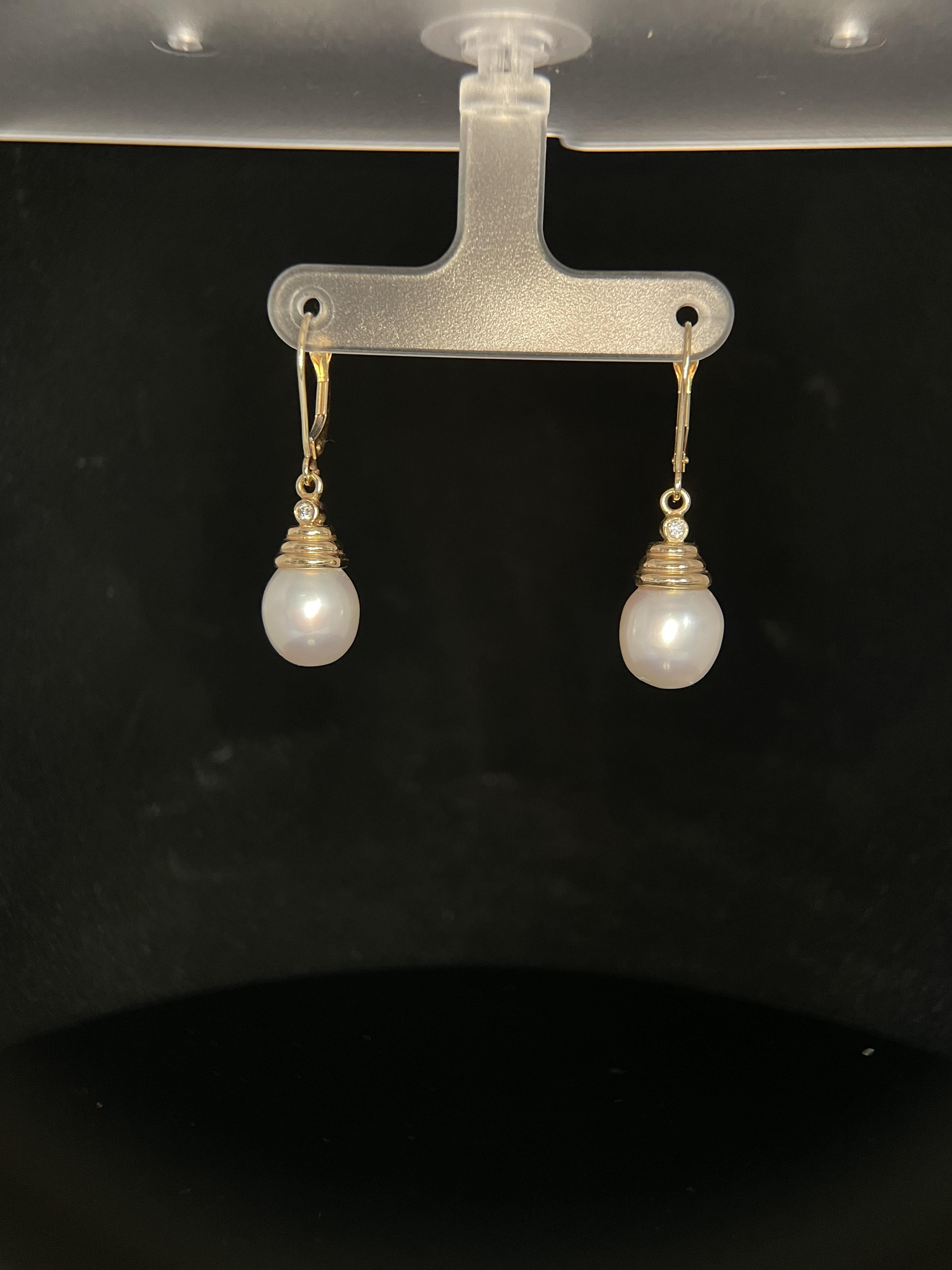 Pendientes colgantes de perlas de oro amarillo de 14k en venta 1