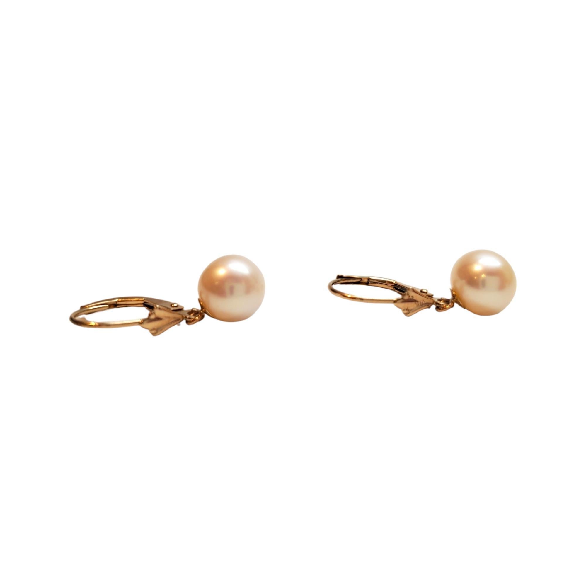 14K Yellow Gold Pearl Dangle Hoop Earrings #22318 In condizioni buone in vendita a Washington Depot, CT