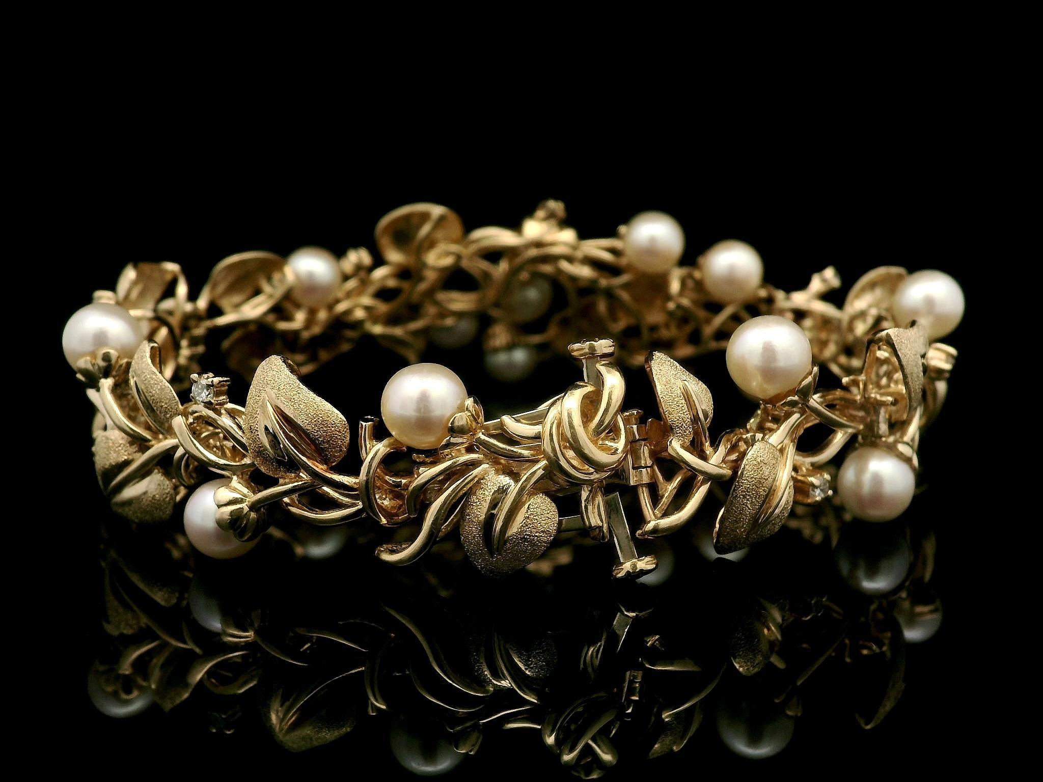 --Stone(s):--
(11) Natural Genuine Diamonds - Round Brilliant Cut - Prong Set - Clean Nice White Color - 0.25ctw (approx.)
(14) Genuine Cultured Pearls - Round Shape - Nice White Color - Beautiful Luster - 5.7mm each (approx.)

Material: 14k Solid