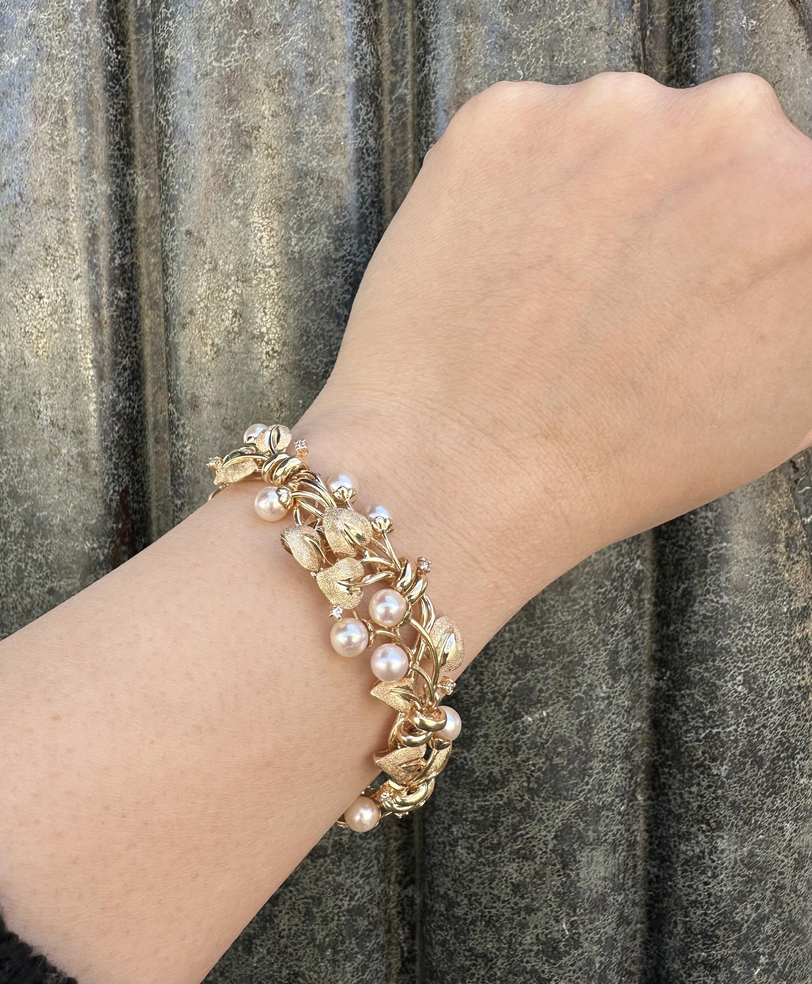 Brilliant Cut 14k Yellow Gold Pearl & Diamond Detailed Textured Floral Foliage Link Bracelet For Sale
