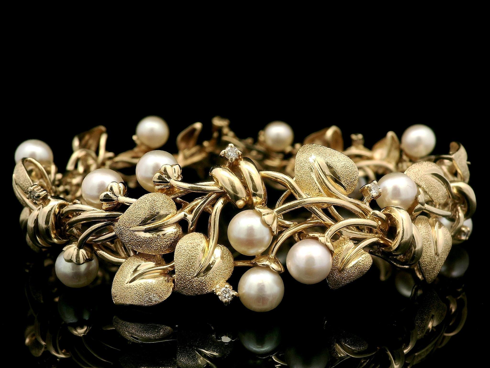 14k Yellow Gold Pearl & Diamond Detailed Textured Floral Foliage Link Bracelet For Sale 2