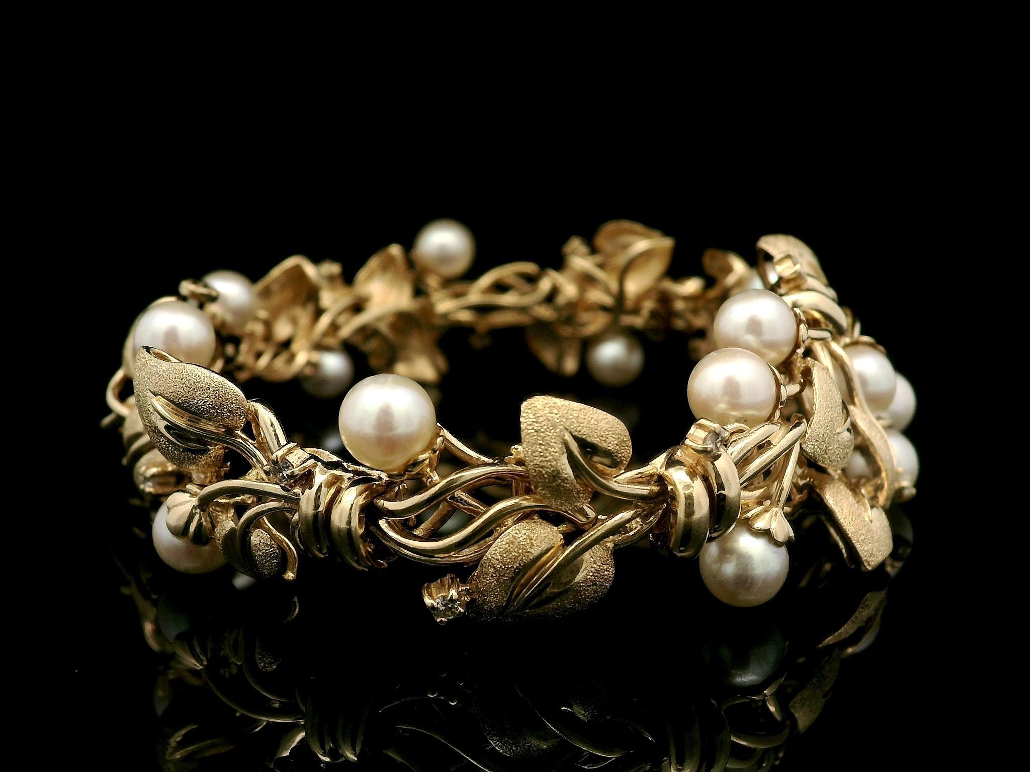 14k Yellow Gold Pearl & Diamond Detailed Textured Floral Foliage Link Bracelet For Sale 3