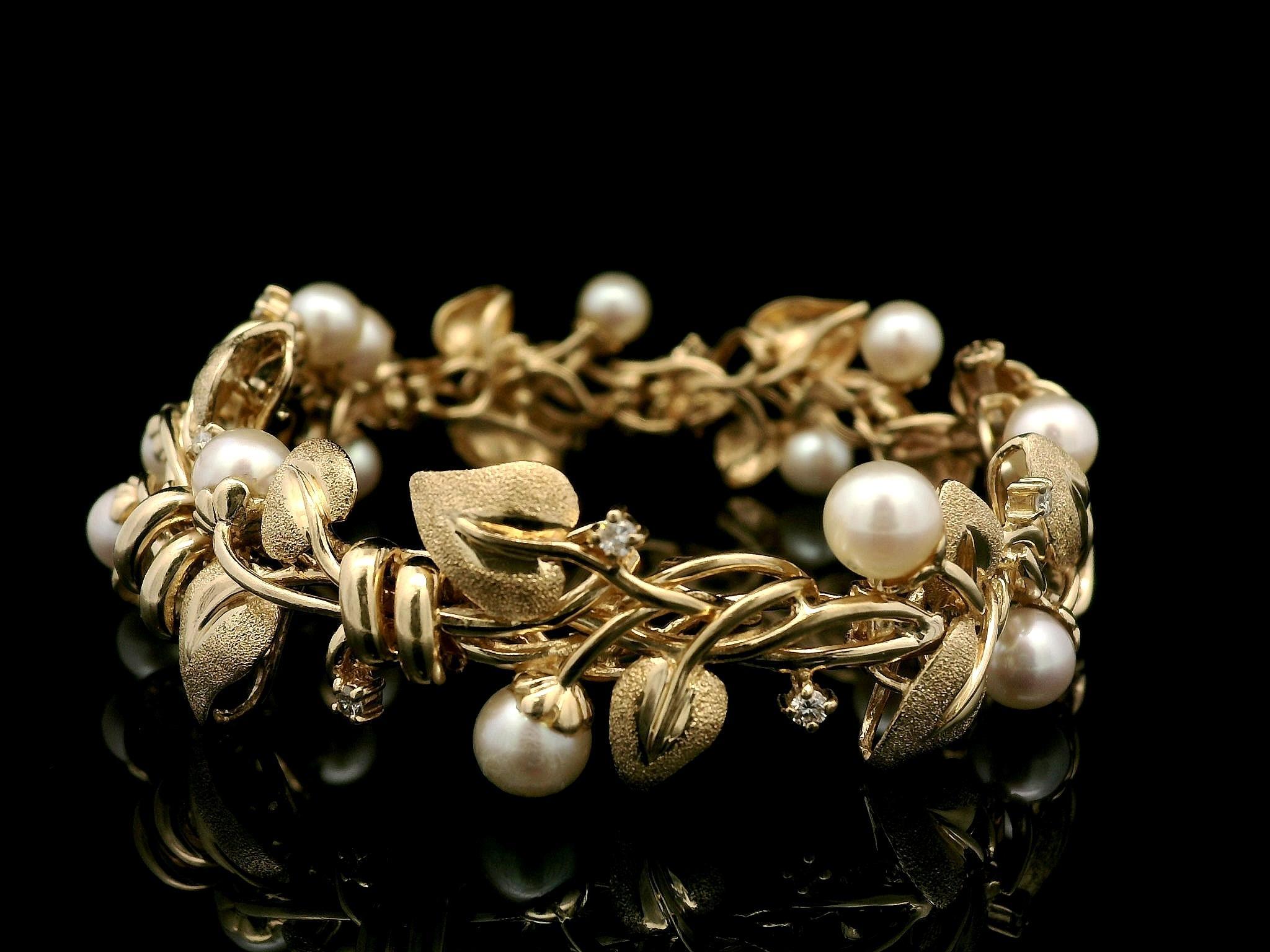 14k Yellow Gold Pearl & Diamond Detailed Textured Floral Foliage Link Bracelet For Sale 4