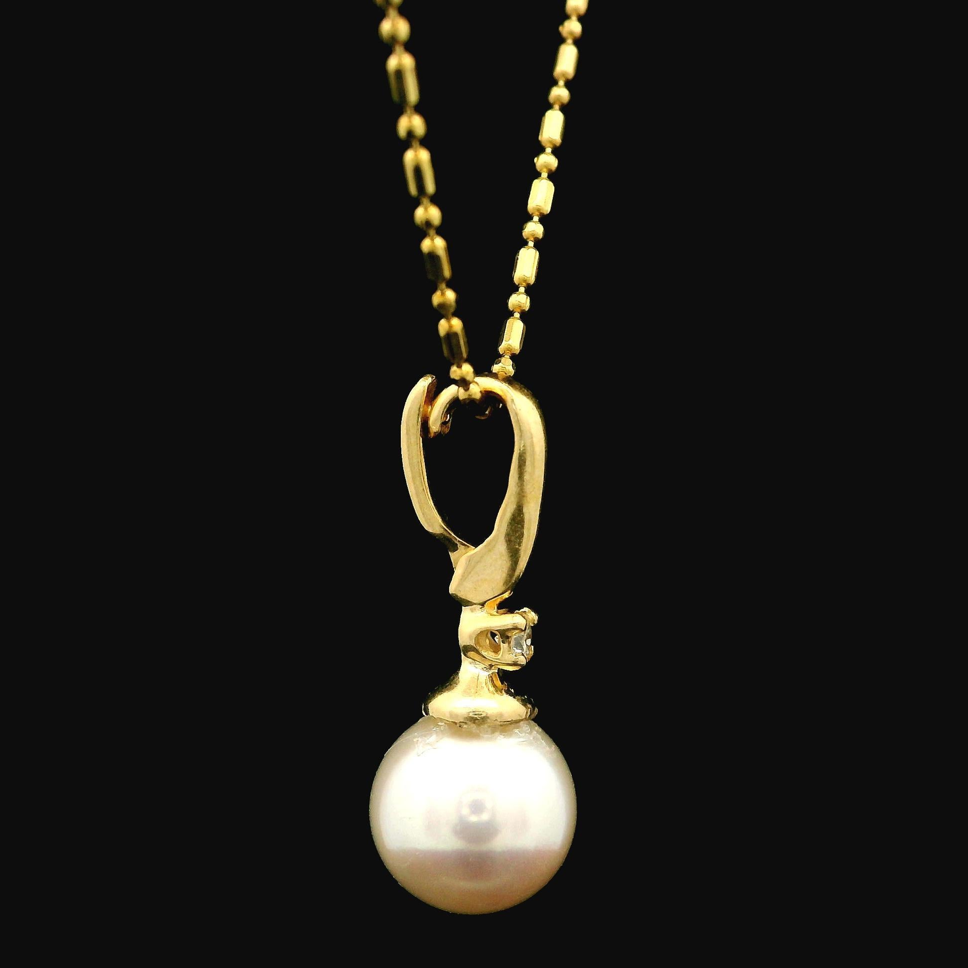 -Pierre(s)
(1) Perle de culture véritable - forme ronde - couleur blanche avec une légère nuance de rose - 8,29 mm (environ) 
(1) Diamant véritable naturel - rond brillant - serti - couleur blanche - 0,04ctw (approx.) 

MATERIAL : Or jaune 14k
Poids