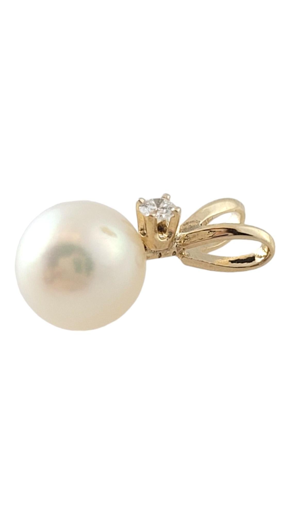 Vintage 14K Yellow Gold Pearl & Diamond Pendant 

This stunning white pearl has been paired with a beautiful round brilliant cut diamond to make the most gorgeous pendant!

Approximate total diamond weight: .02 cts

Diamond color: G

Diamond