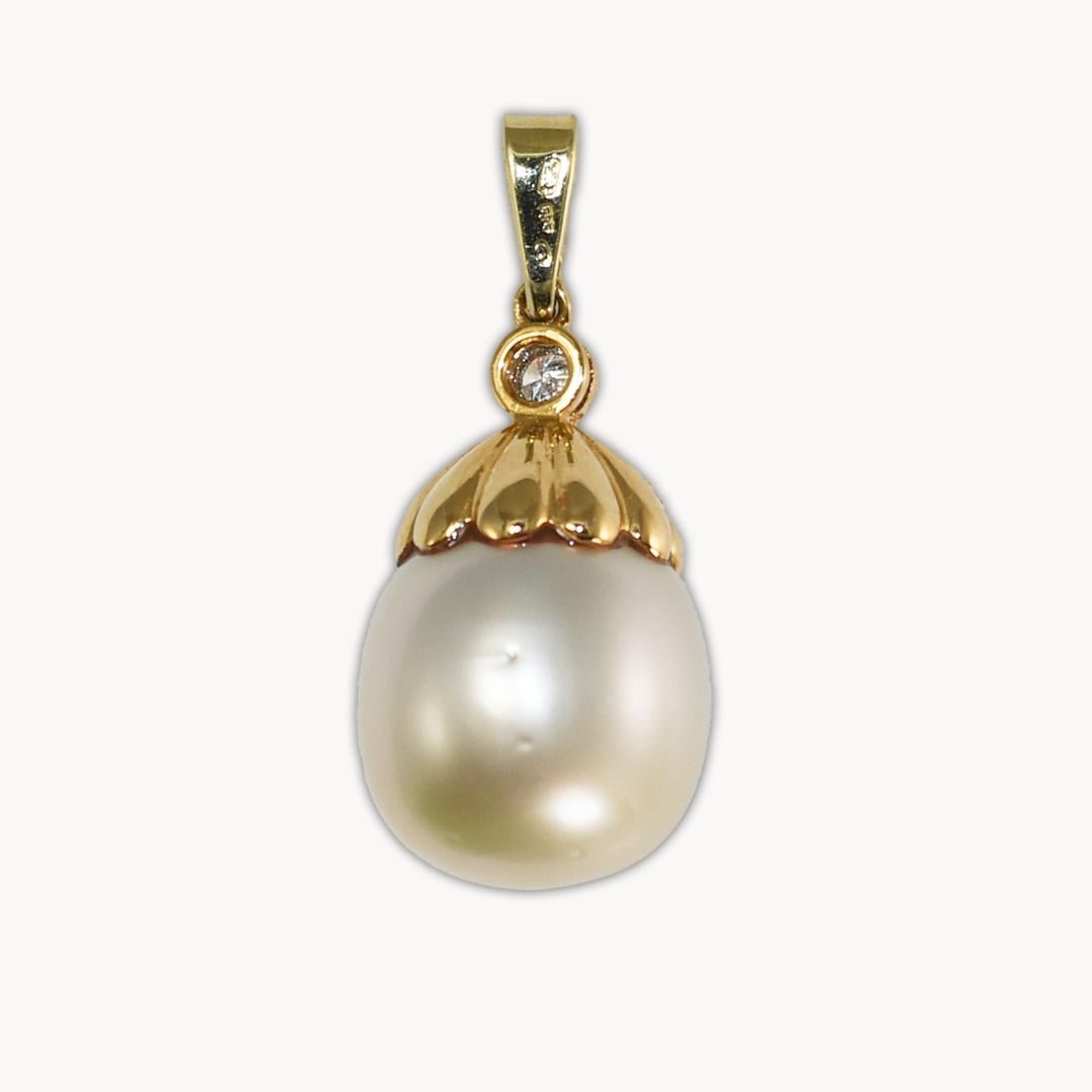 White pearl pendant in 14k yellow gold setting with diamonds.
The setting is stamped 585 and the gross weight is 4.7 grams.
The pearl measures 12.5mm wide.
There are some natural, tiny surface blemishes but only noticeable upon close inspection