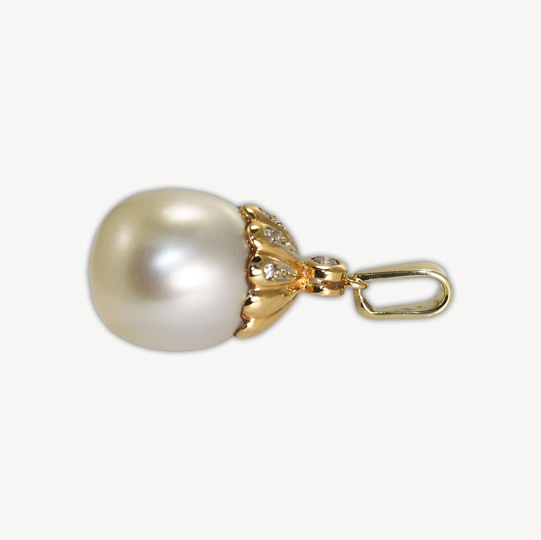 14K Yellow Gold Pearl & Diamond Pendant 4.7g In Excellent Condition For Sale In Laguna Beach, CA
