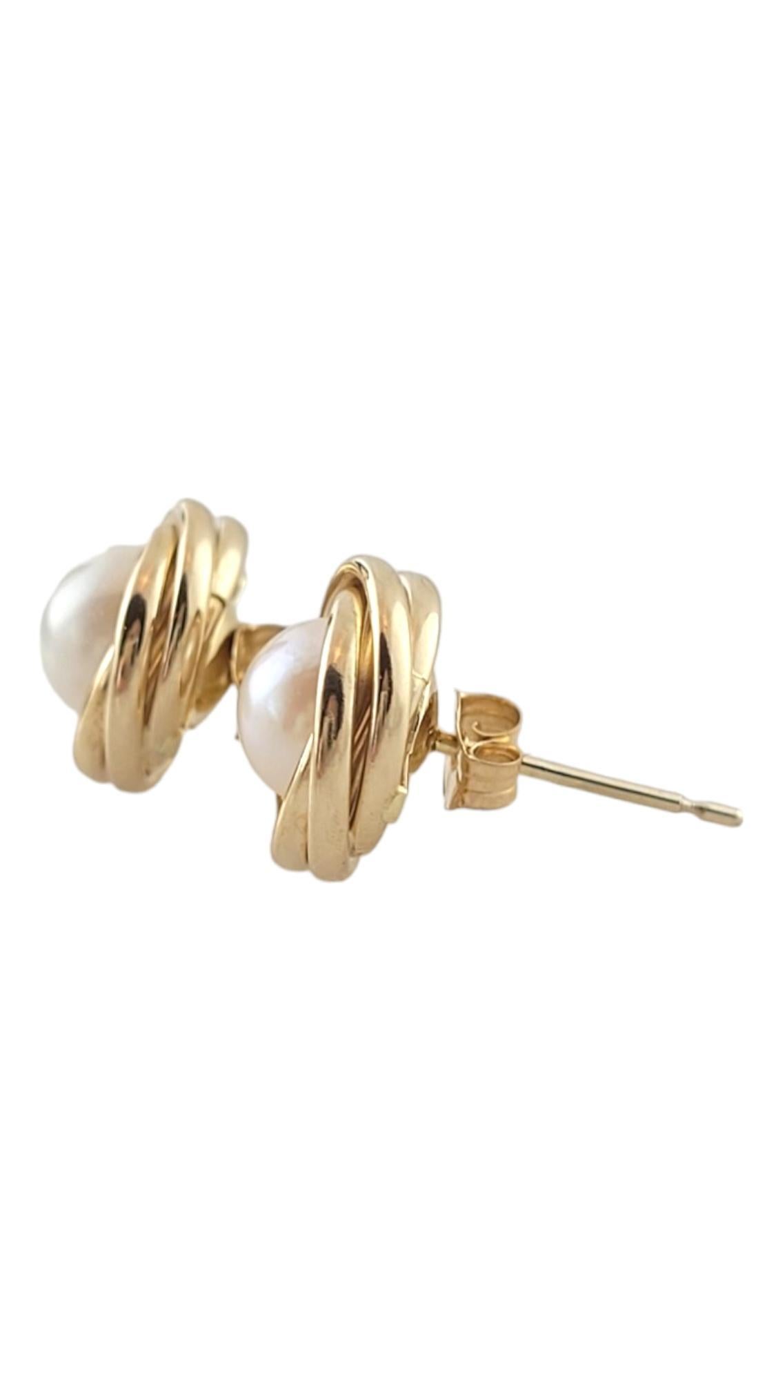 14K Yellow Gold Pearl Earrings

These beautiful earrings feature two gorgeous white pearls set in 14K yellow gold!
(Pearls approximately 7mm each)

Size: 11.4mm X 11.4mm X 7.7mm

Weight: 1.4 dwt/ 2.2 g

Hallmark: 14KT

Very good condition,