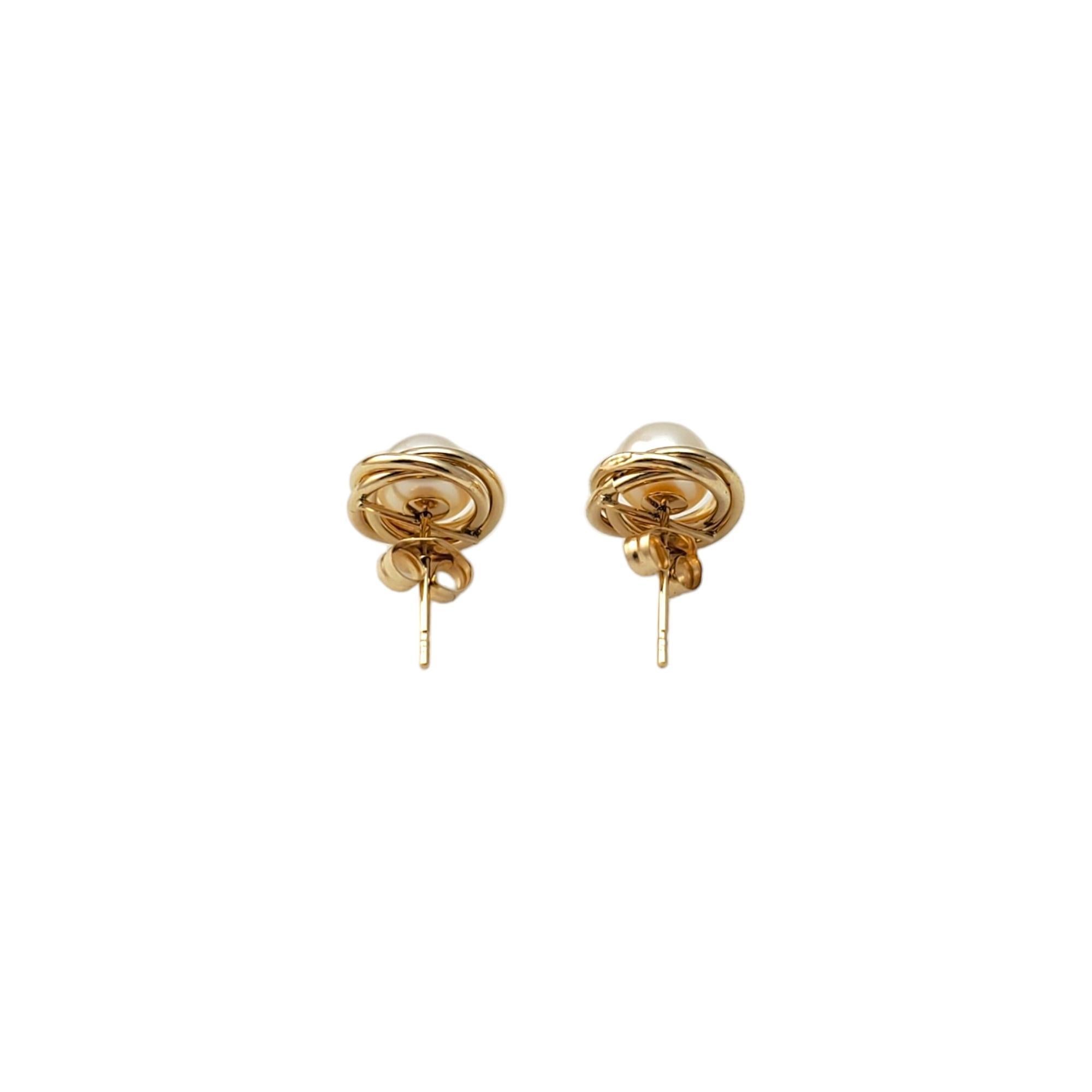 Vintage 14K Yellow Gold Pearl Earrings -

These timeless earrings are crafted in beautifully detailed 14K yellow gold.

Weight: 0.8 dwt/ 1.2 g

Size: 15.74 mm X 9.68mm

Hallmark: 585 

Very good condition, professionally polished.

Will come