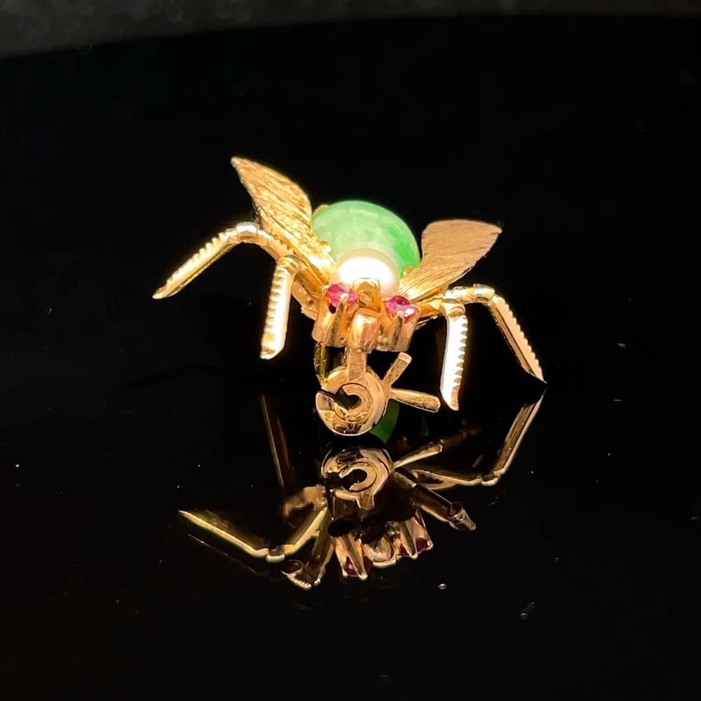 Ti presentiamo la nostra squisita spilla ape in oro giallo 14k, un pezzo straordinario che irradia eleganza senza sforzo. Questa incantevole spilla è caratterizzata da un'ape splendidamente lavorata e ornata da ali vivaci, che la rendono un