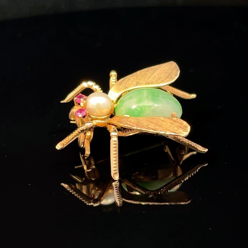 Taglio misto Spilla in oro giallo 14K con perla, zaffiro rosa e ape di giada in vendita