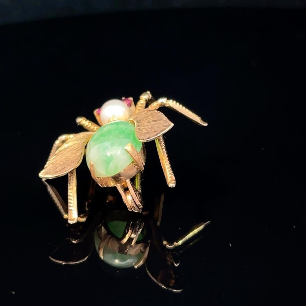 Spilla in oro giallo 14K con perla, zaffiro rosa e ape di giada In condizioni ottime in vendita a New York, NY