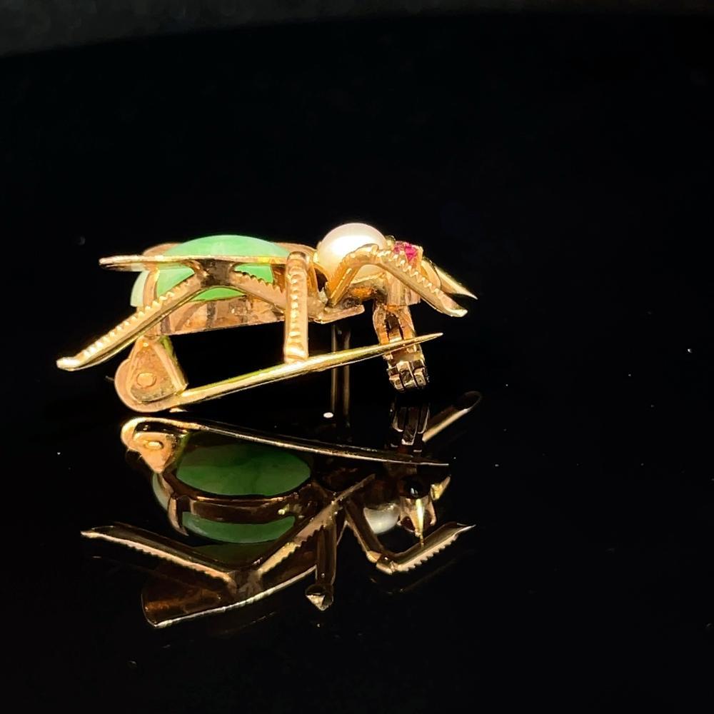da uomo o donna Spilla in oro giallo 14K con perla, zaffiro rosa e ape di giada in vendita