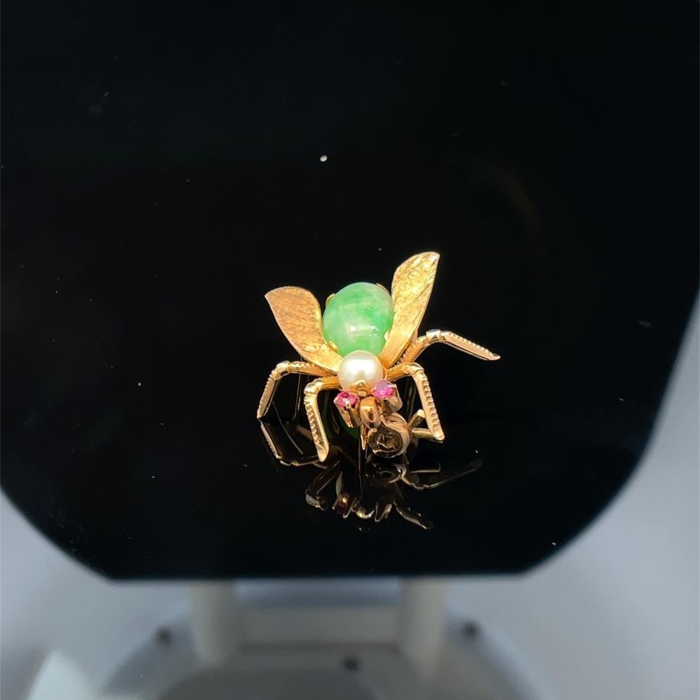 Spilla in oro giallo 14K con perla, zaffiro rosa e ape di giada in vendita 2