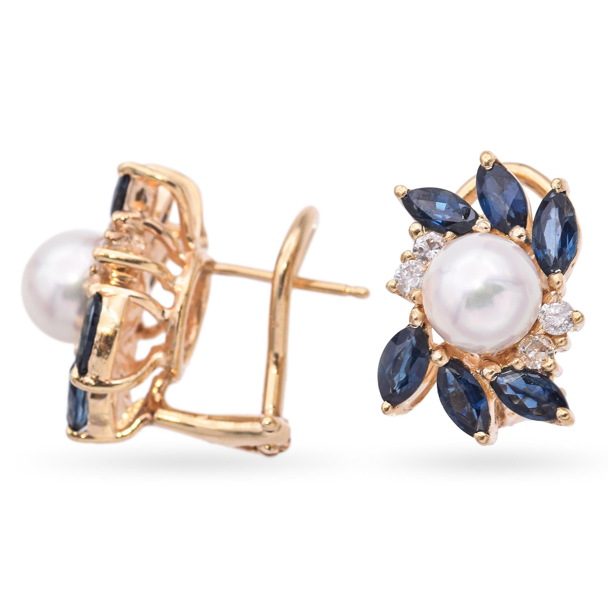 Avec des perles blanches lustrées au centre, ces boucles d'oreilles sont entourées de saphirs bleus taillés en marquise et rehaussées de diamants étincelants, le tout serti dans de l'or jaune 14k pour rehausser leur attrait luxueux.

Poids : 7,4