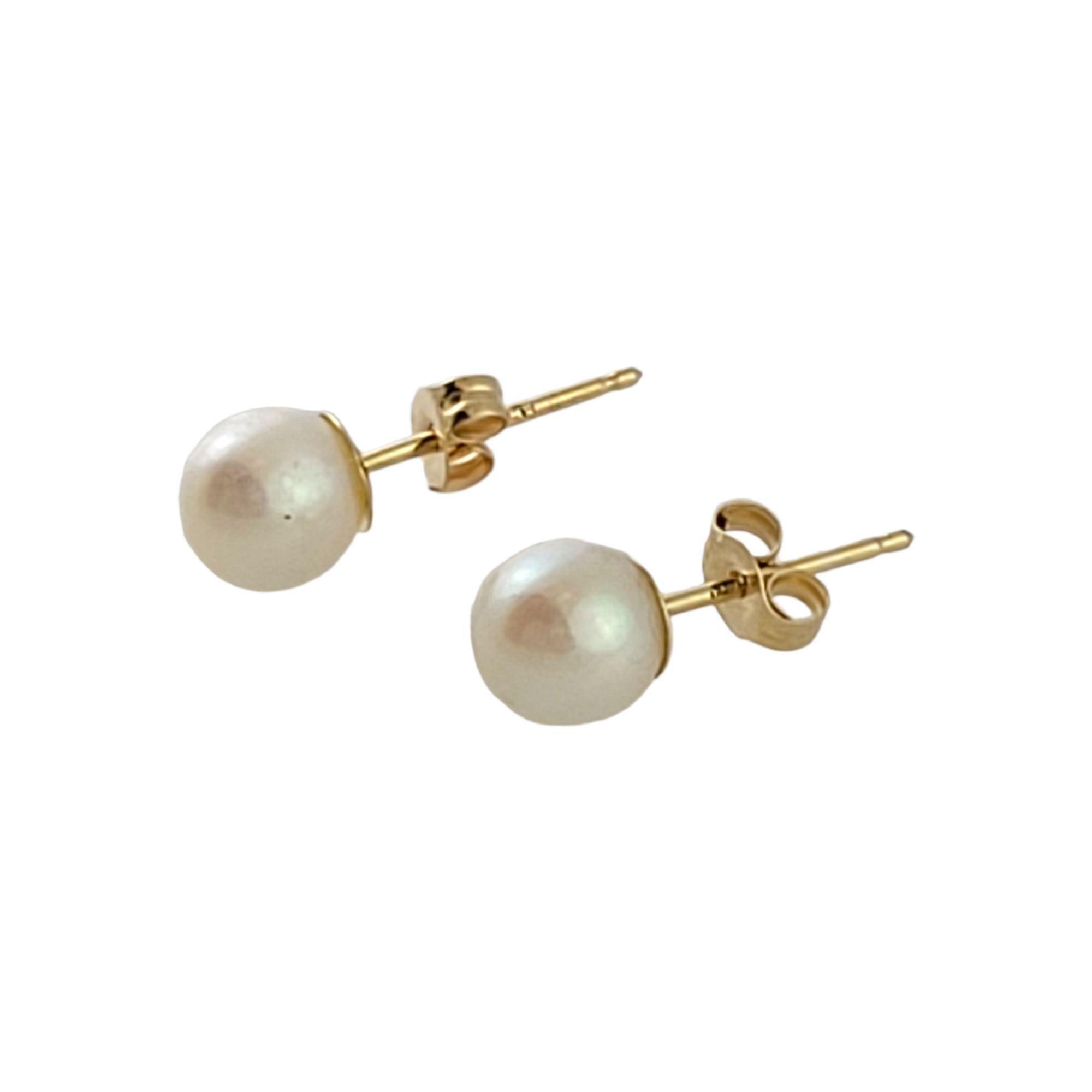 Vintage 14K Yellow Gold Pearl Stud

Beautiful pair of pearl stud earrings with 14K gold posts and backings!

Pearl size: approx. 5.5mm

Weight: 0.4 g/ 0.2 dwt

Hallmark: 14K JCM

Very good condition, professionally polished.

Will come packaged in a
