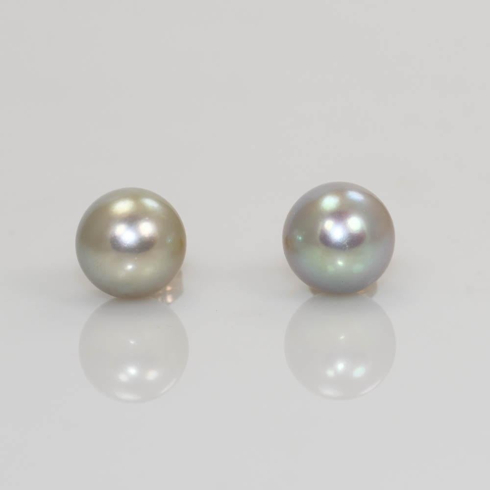 14k Yellow Gold Pearl earrings
8mm Saltwater cultured pearls
Silver with a pink overtone. Great luster