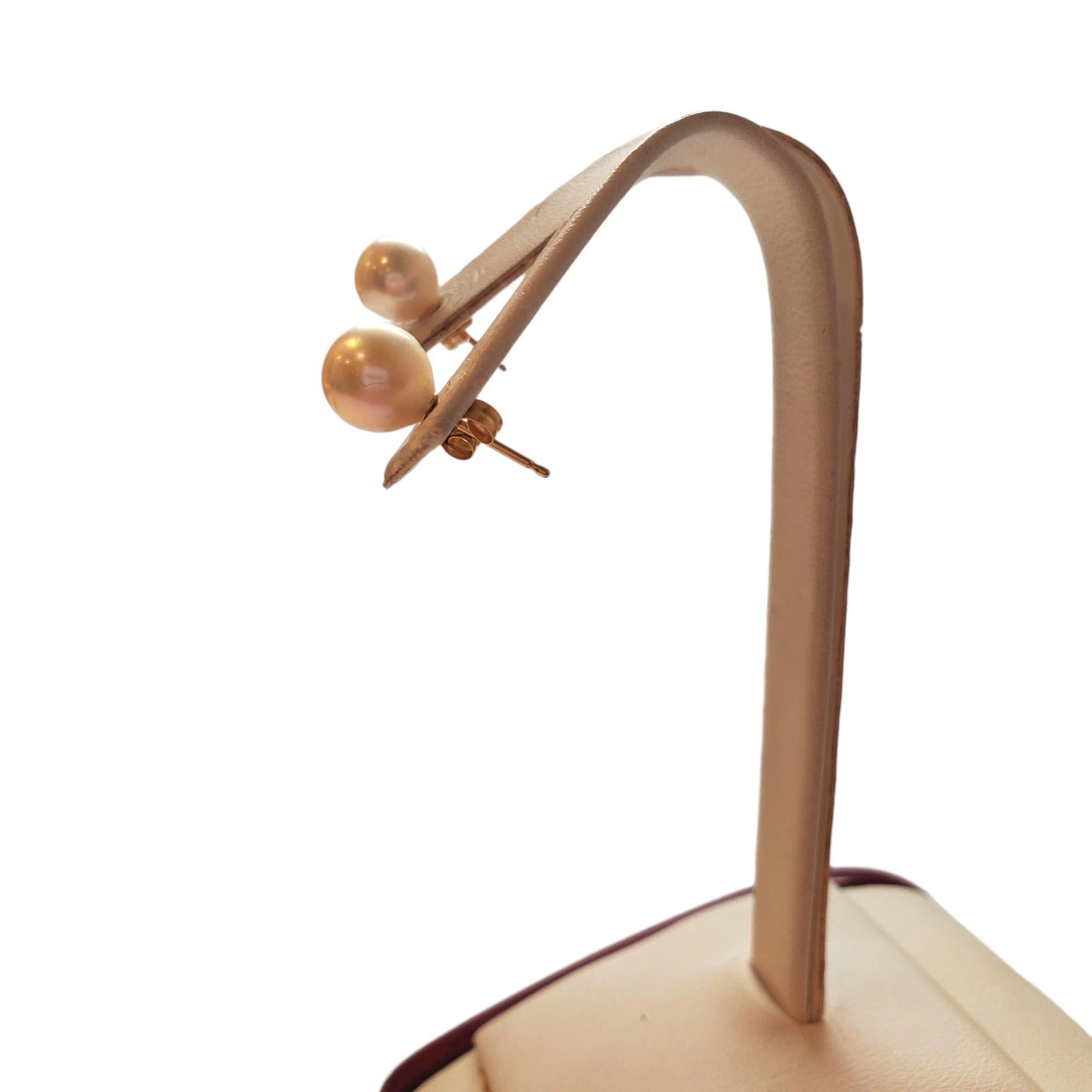 14K Yellow Gold Pearl Studs - 

Radiate timeless elegance with our pearl studs! 

Marked: 14K 32 MEXICO 

Weight: 1.6 g/ 1.0 dwt.

Size: 7.7 mm X 7.7 mm X 8.6 mm

8mm pearls

Very good condition, professionally polished.

Will come packaged in a