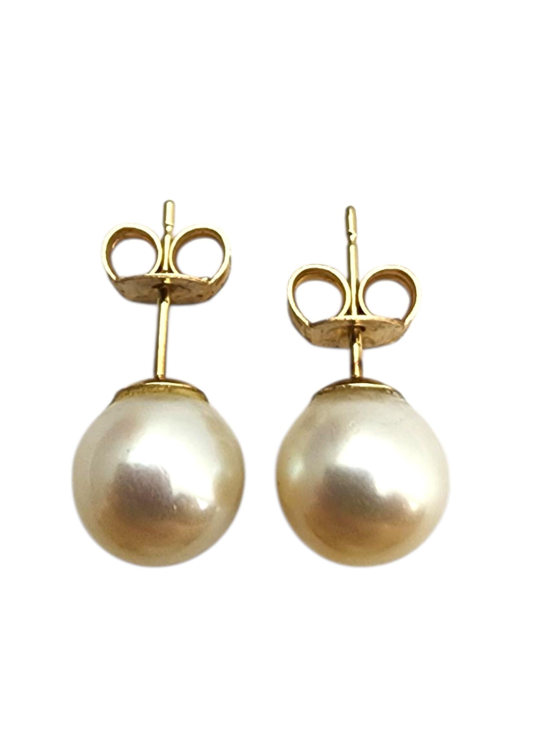 14K Yellow Gold Pearl Stud Earrings-

Elegant and timeless, these 14K yellow gold pearl stud earrings showcase lustrous cultured pearls set in classic gold settings, offering a refined touch to any ensemble.

Size: 7.6 mm x 7.5 mm x 3.1 mm

Weight:
