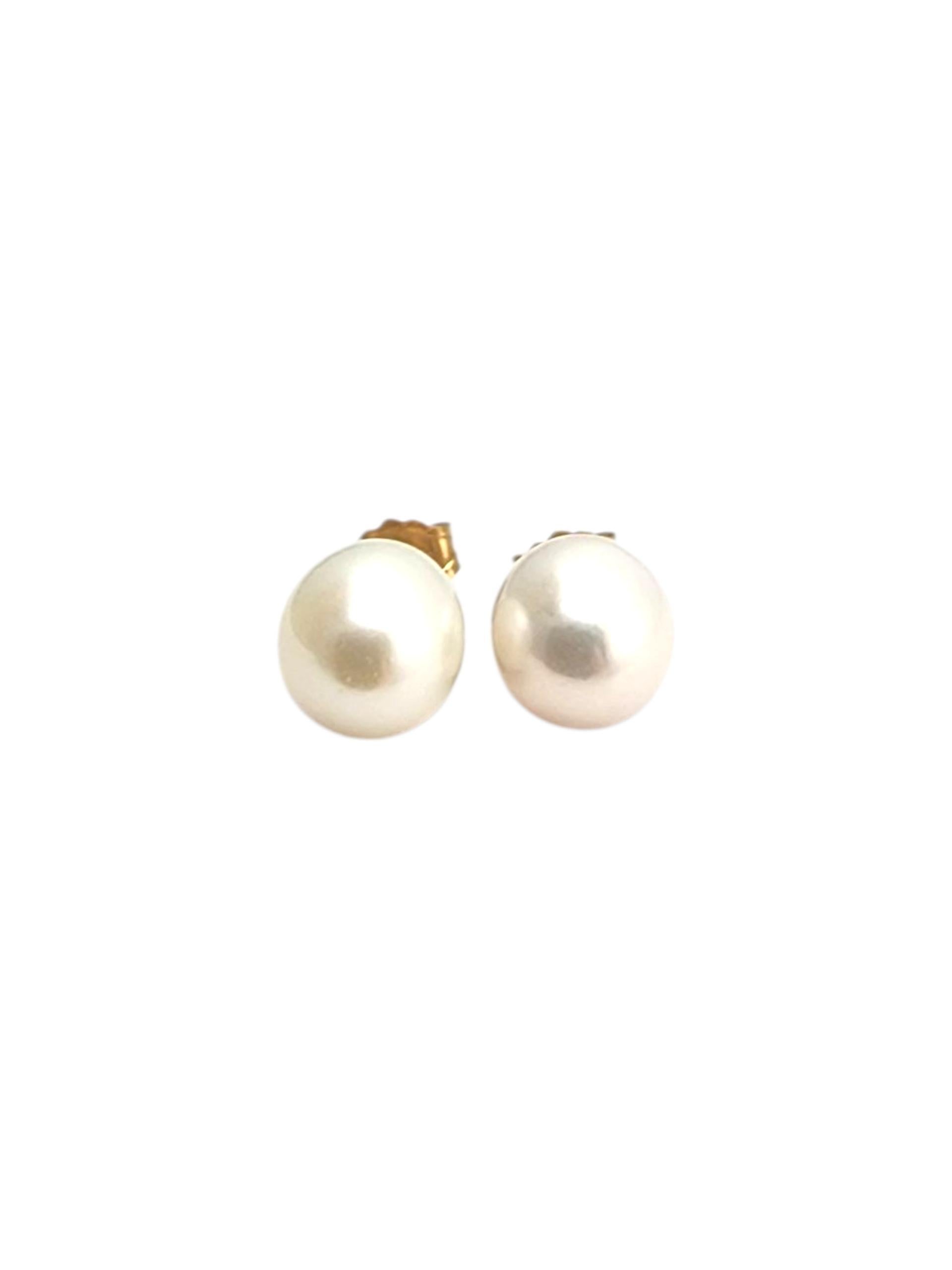 14K Yellow Gold Pearl Studs -

Elegant and understated, these 14K yellow gold pearl studs feature lustrous cultured pearls set in warm gold, offering a timeless look perfect for any occasion.

Weight: 1.2 g / 0.7 dwt.

Size: 6.5 mm 

Marked: 14K