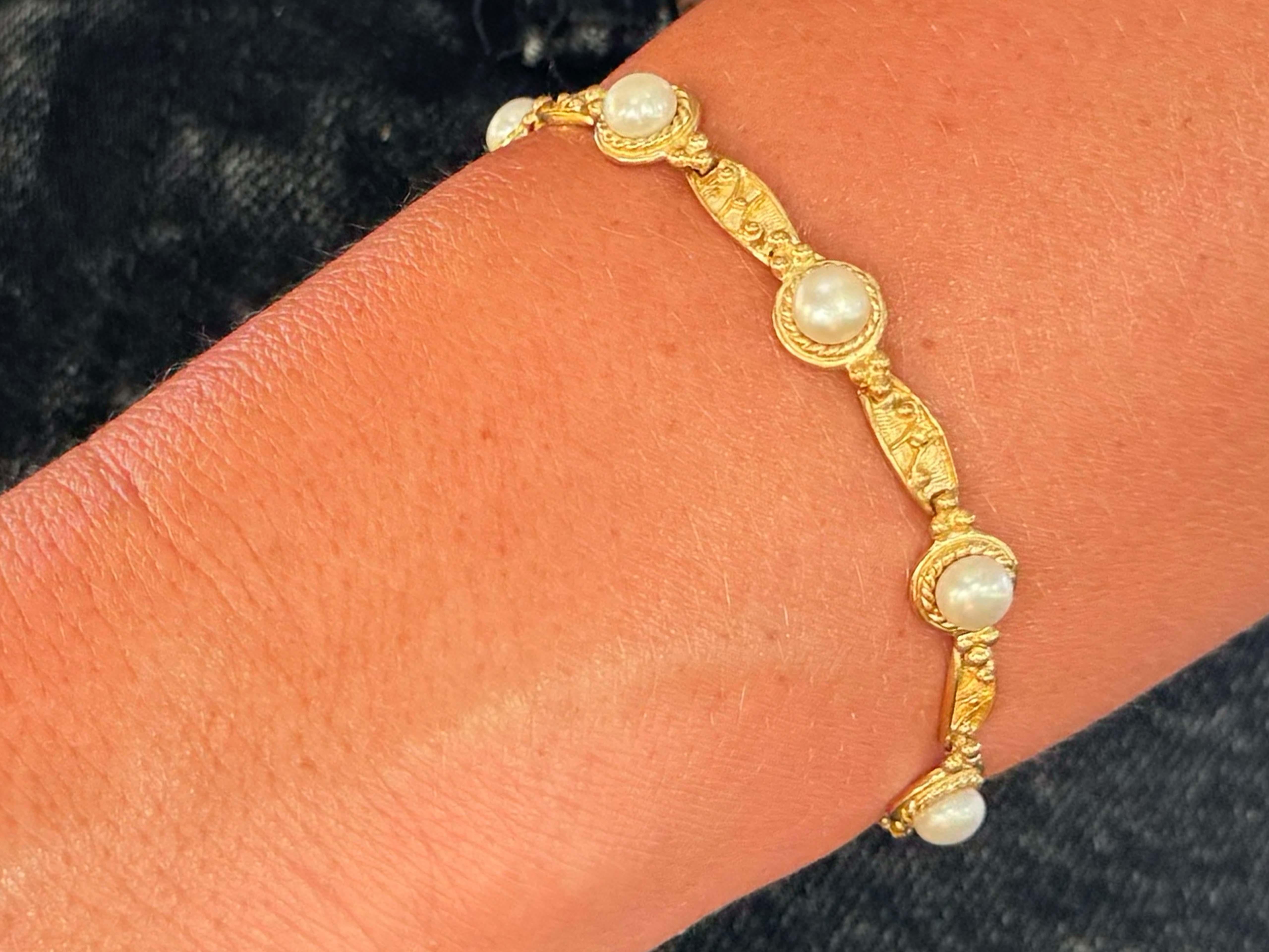 Bracelet Specifications:

Metal: 14k Yellow Gold
​
​Pearl Count: 7 akoya pearls
​
​Pearl Width: 5.5 mm

Bracelet Length: ~6.75