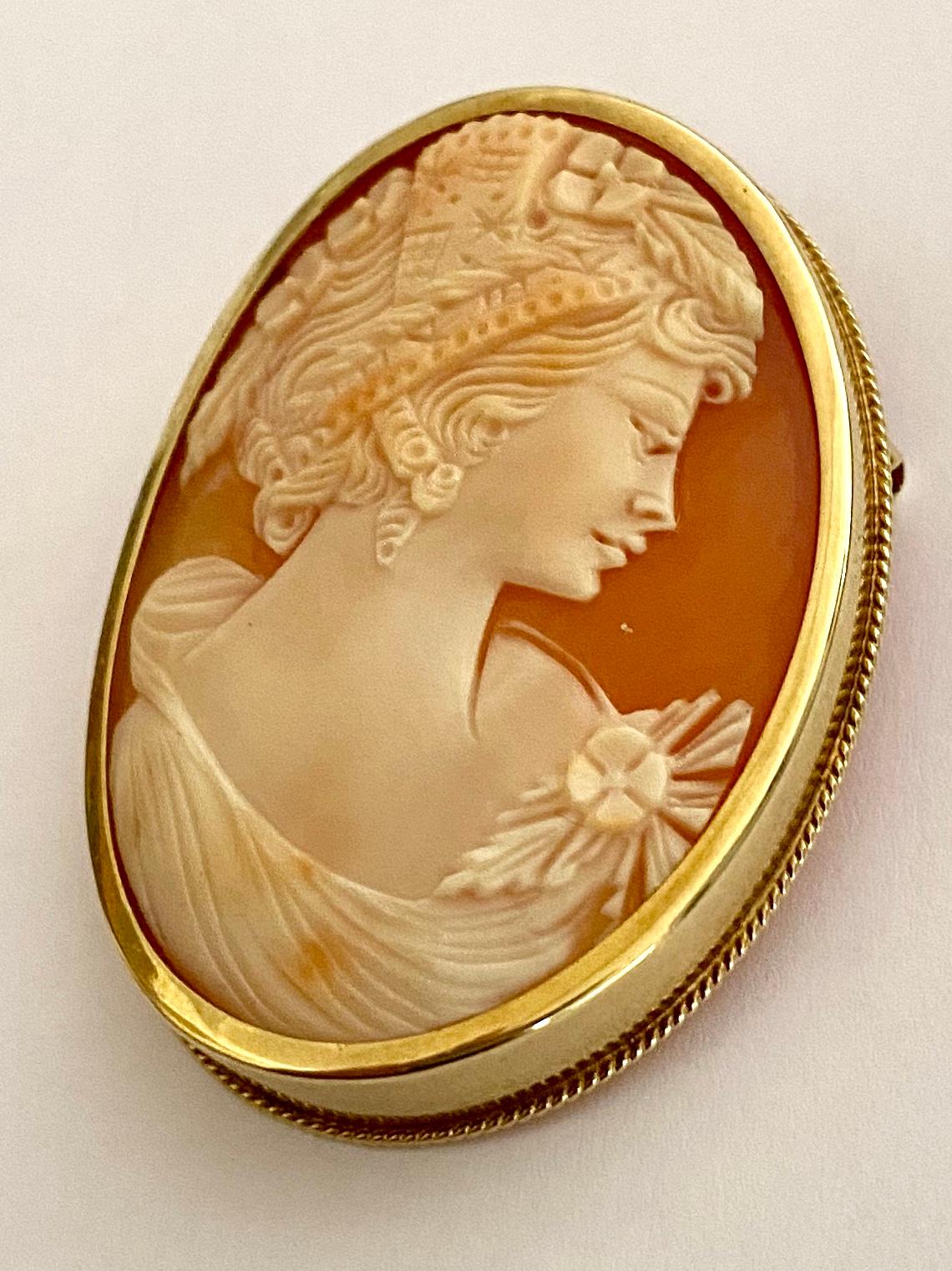 One (1) 14K. tyellow Gold Pendant - Brooch
set with:
One (1) Natural Mother of Pearl Cameo size: 42.9 x 33.4 x 3.3 mm =  33.70 ct.
Weight of tje Jewel:  14.88 grams.
Size of the Jewel:  47 x 36 x 8 mm
ALGT Jewellery Report included
Made in Holland :