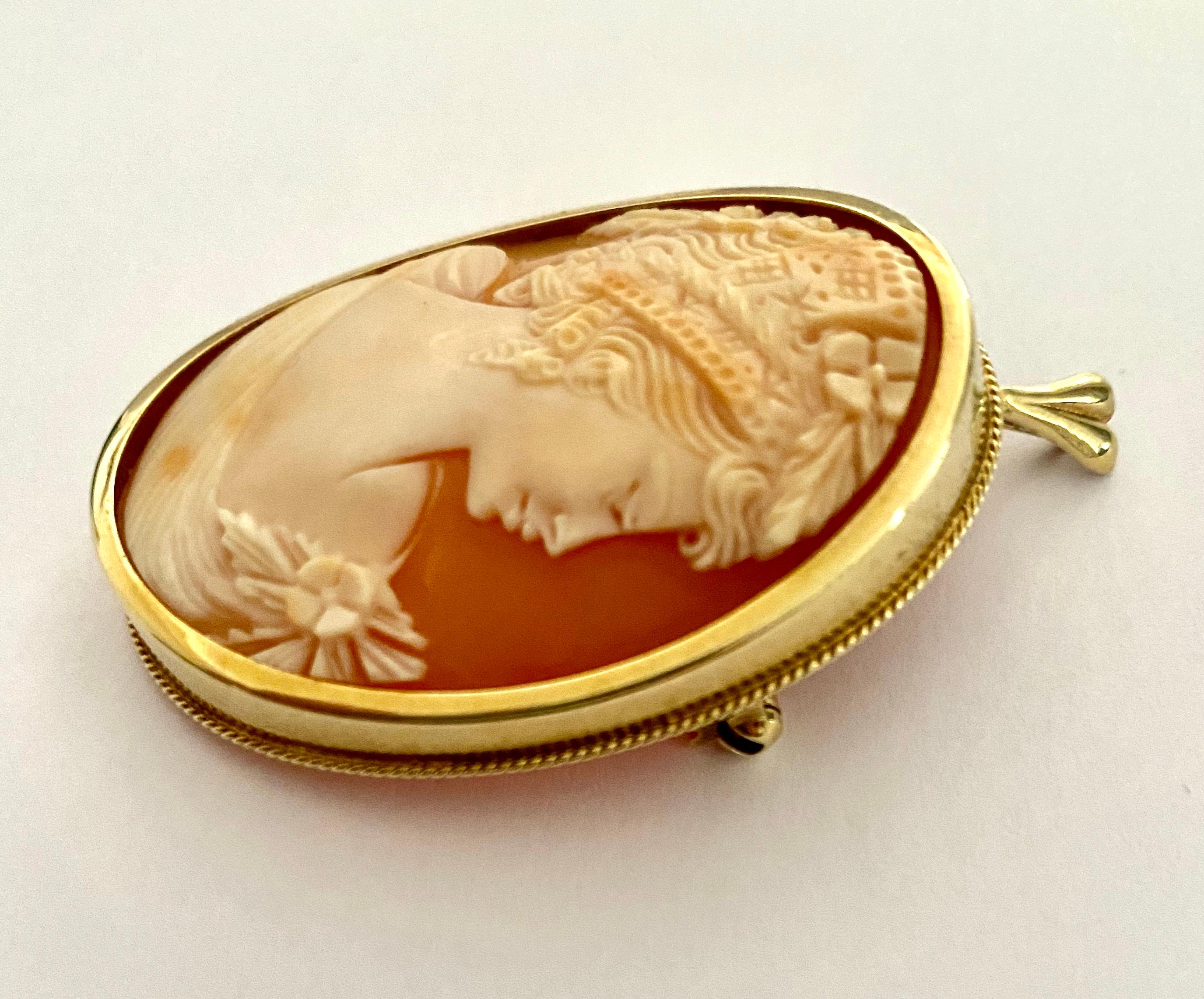 14K Yellow Gold Pendant/Brooch with Natural Mother of Pearl, Netherlands, 1960 In Good Condition In Heerlen, NL
