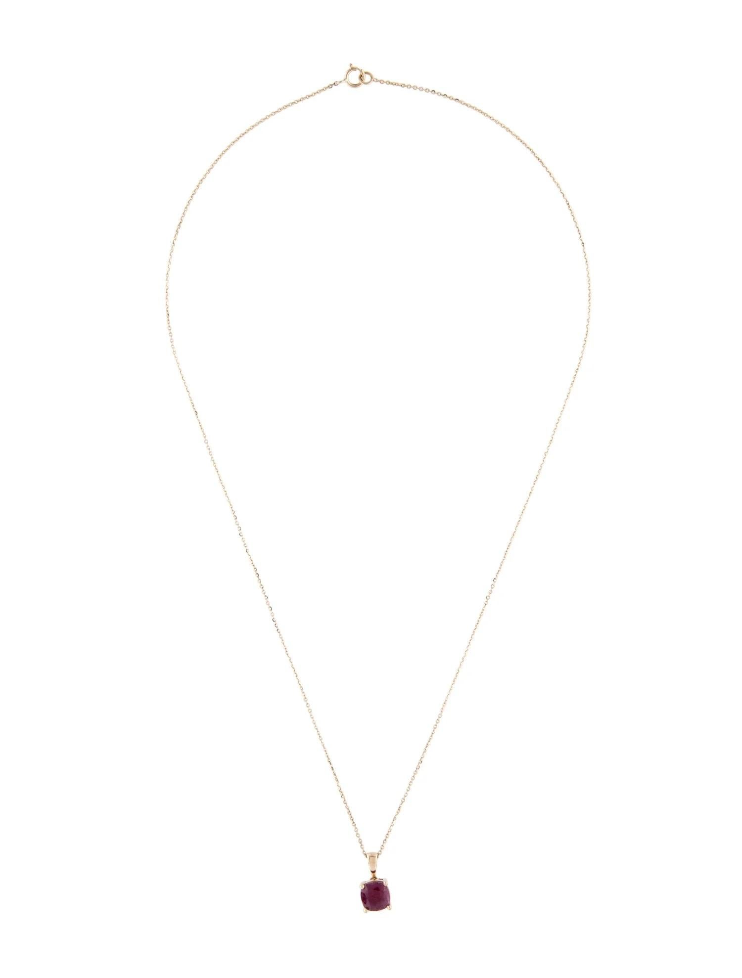 Este elegante Collar Colgante de Oro Amarillo de 14 quilates presenta un impresionante rubí brillante en cojín de 2,08 quilates, que lo convierte en una cautivadora adición a cualquier colección de joyas. La rica tonalidad roja del rubí se
