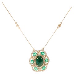 Collar colgante de oro amarillo de 14 quilates con esmeralda ovalada, diamantes y zafiro acen