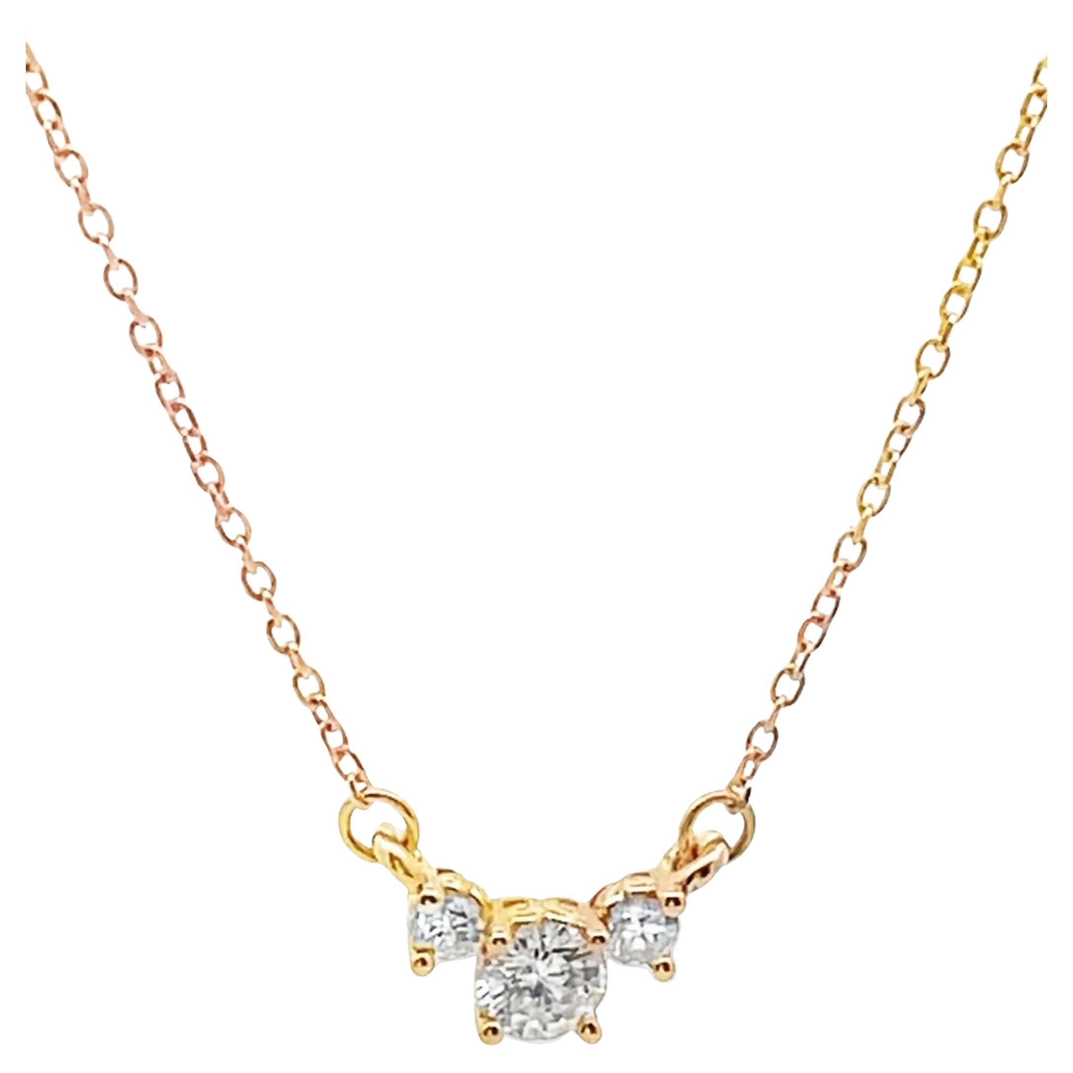 14K Yellow Gold Pendant Necklace with Three Round Diamonds 0.31 Carats en venta