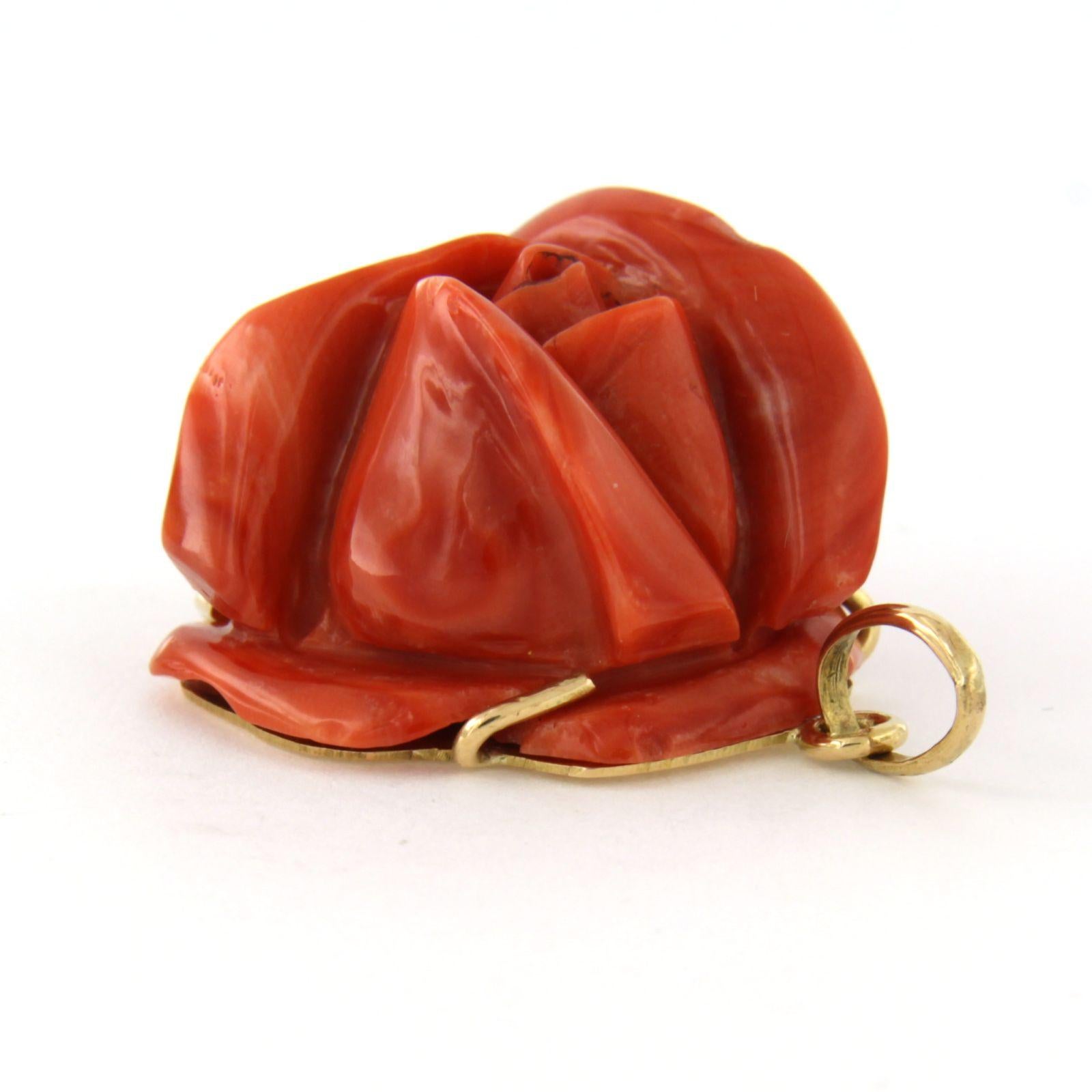 14k yellow gold pendant with a coral in the shape of a rose head - 13.7 grams 

detailed description

the pendant is 3.5 cm high and 2.3 cm wide by 1.6 cm deep

total weight: 13.7 grams

set with:

- 1 x 2.2 cm x 1.6 cm rose head cut coral

color: