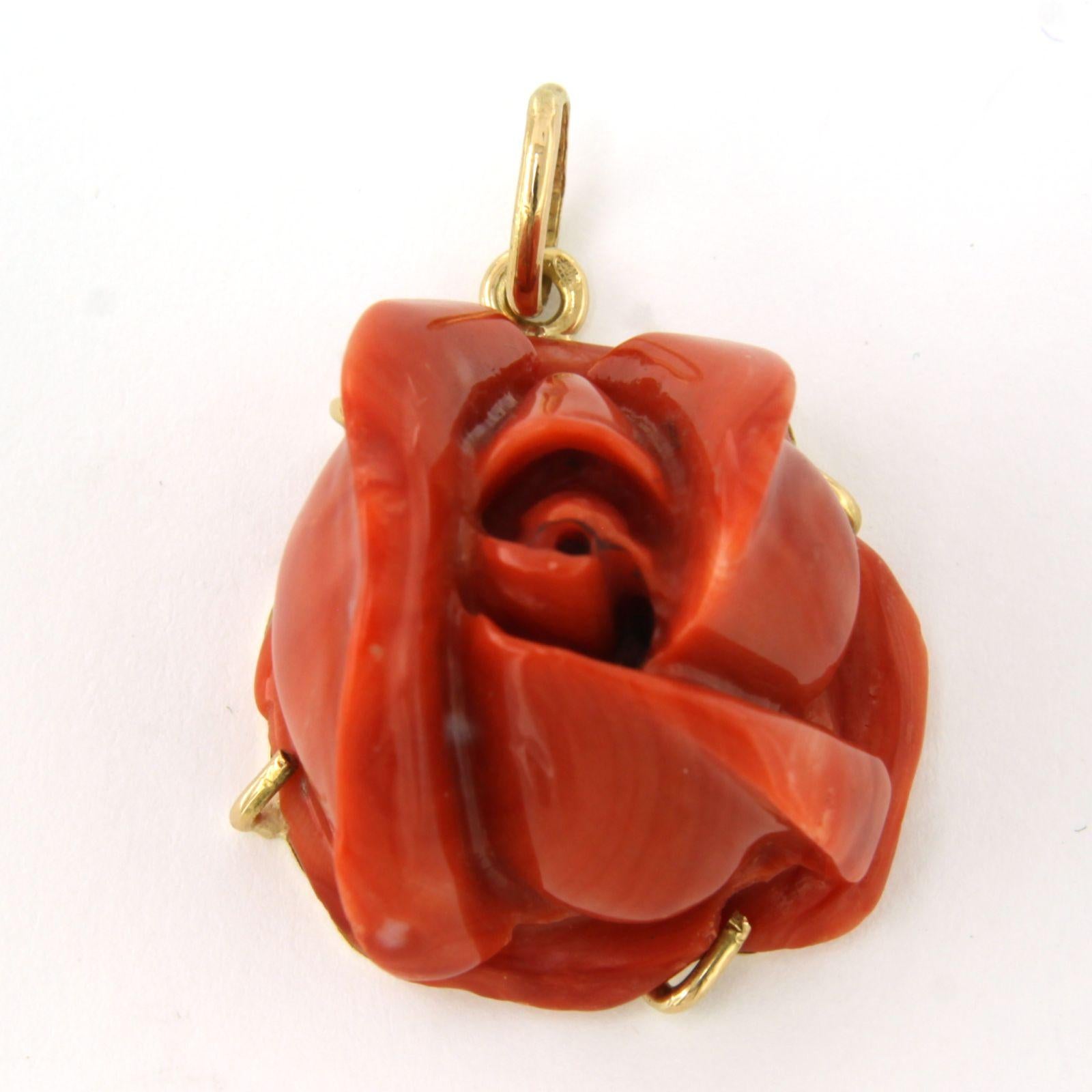 Apogée victorien 14k yellow gold pendant with a coral in the shape of a rose head - 13.7 grams en vente