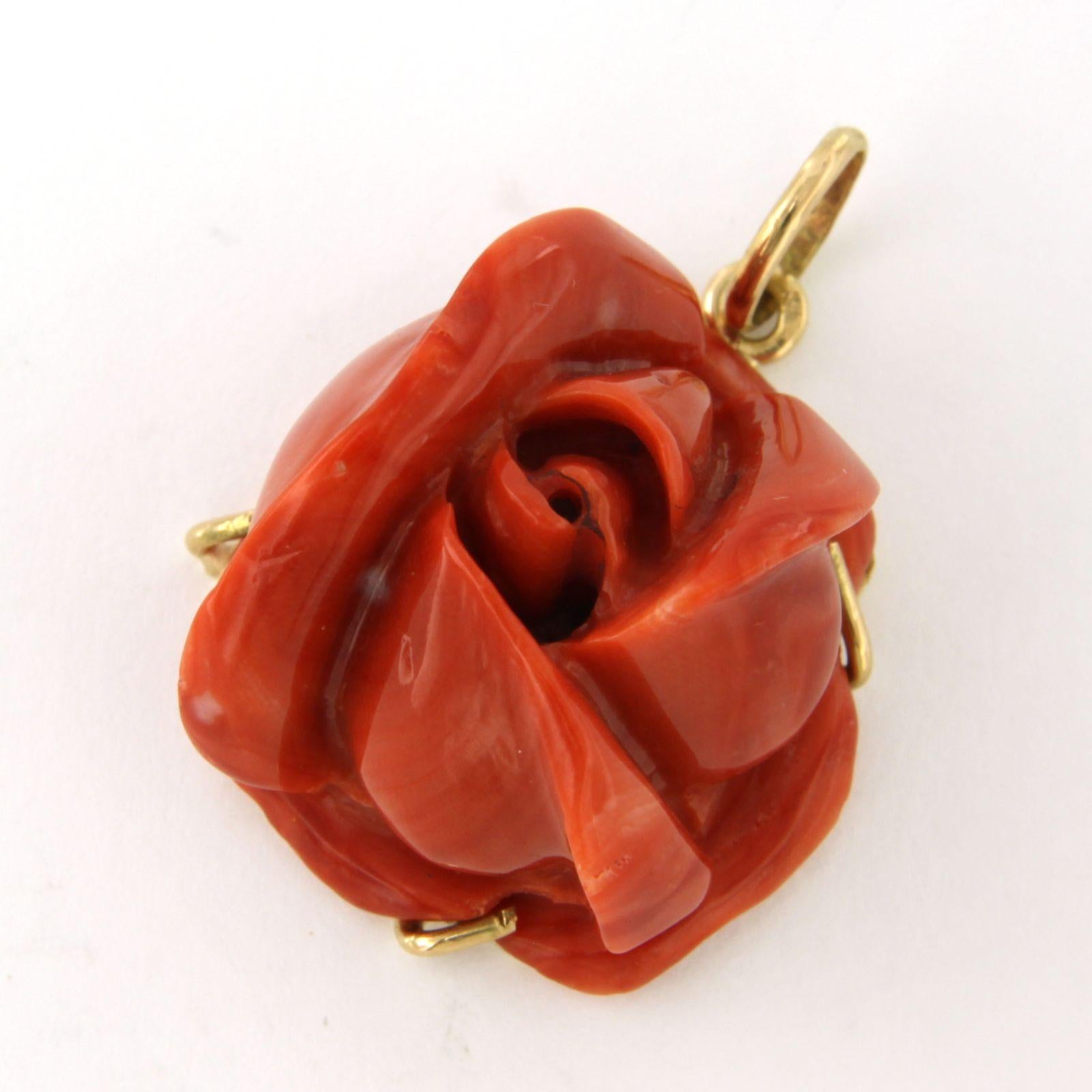 Taille cabochon 14k yellow gold pendant with a coral in the shape of a rose head - 13.7 grams en vente