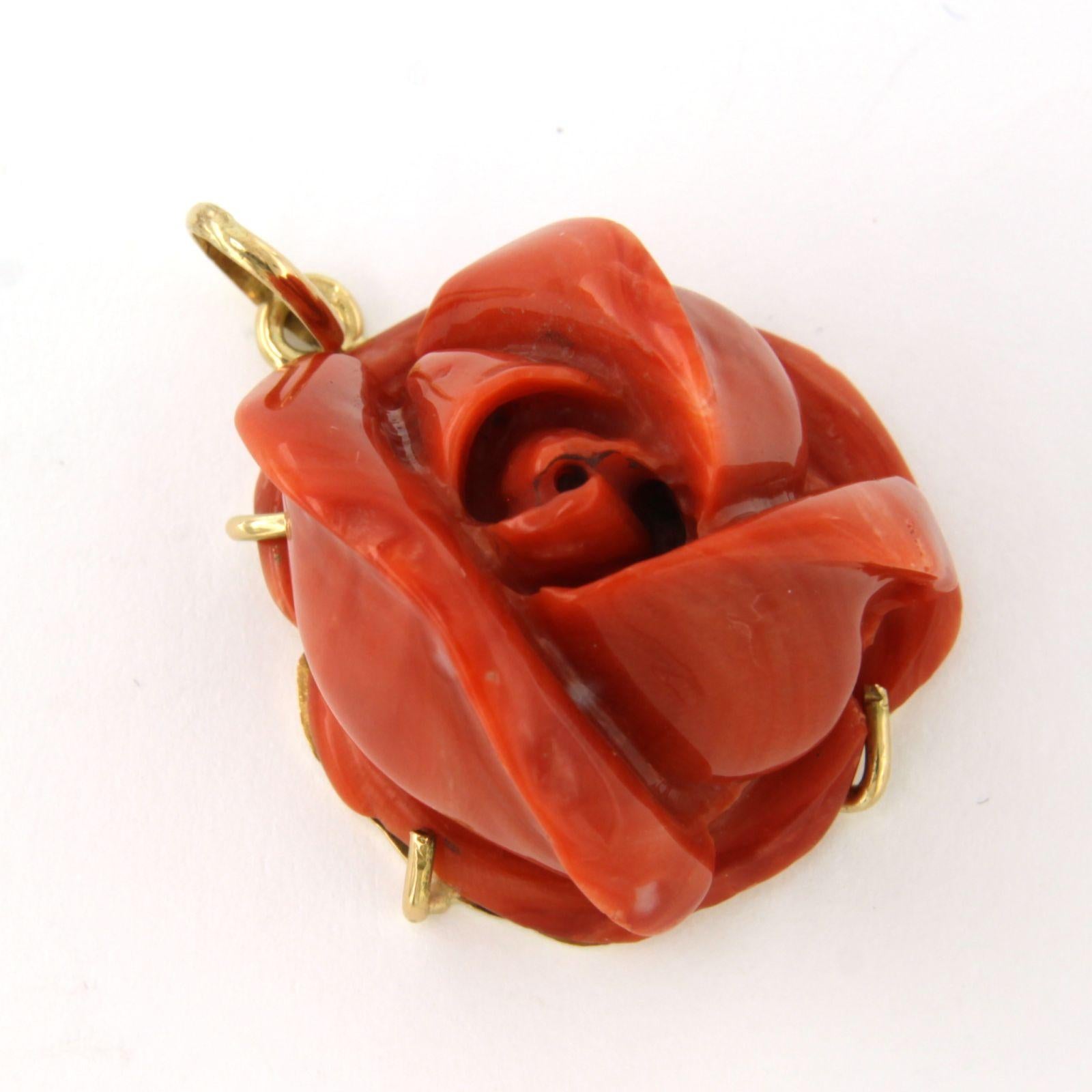 14k yellow gold pendant with a coral in the shape of a rose head - 13.7 grams Excellent état - En vente à The Hague, ZH