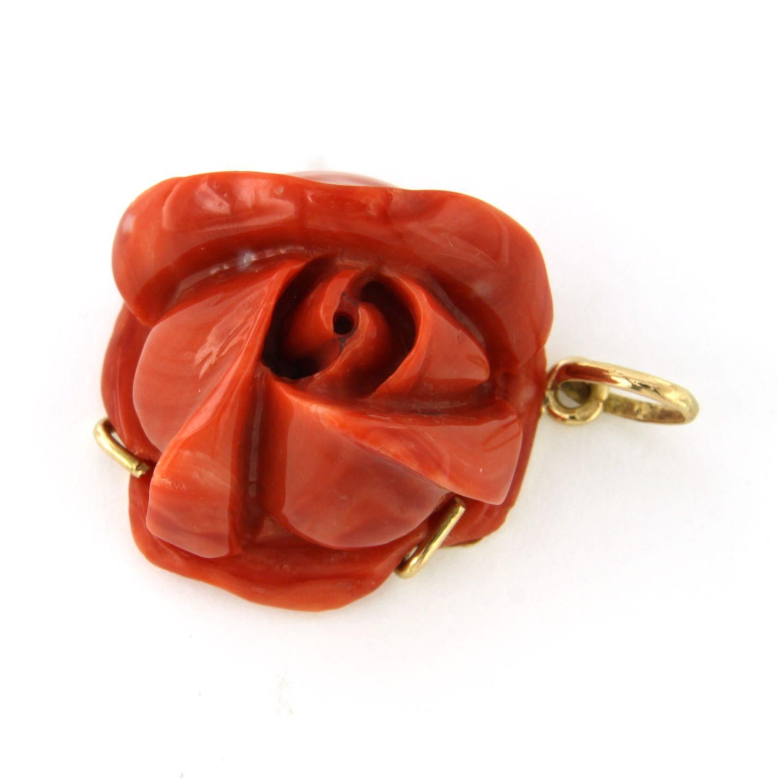 14k yellow gold pendant with a coral in the shape of a rose head - 13.7 grams Pour femmes en vente