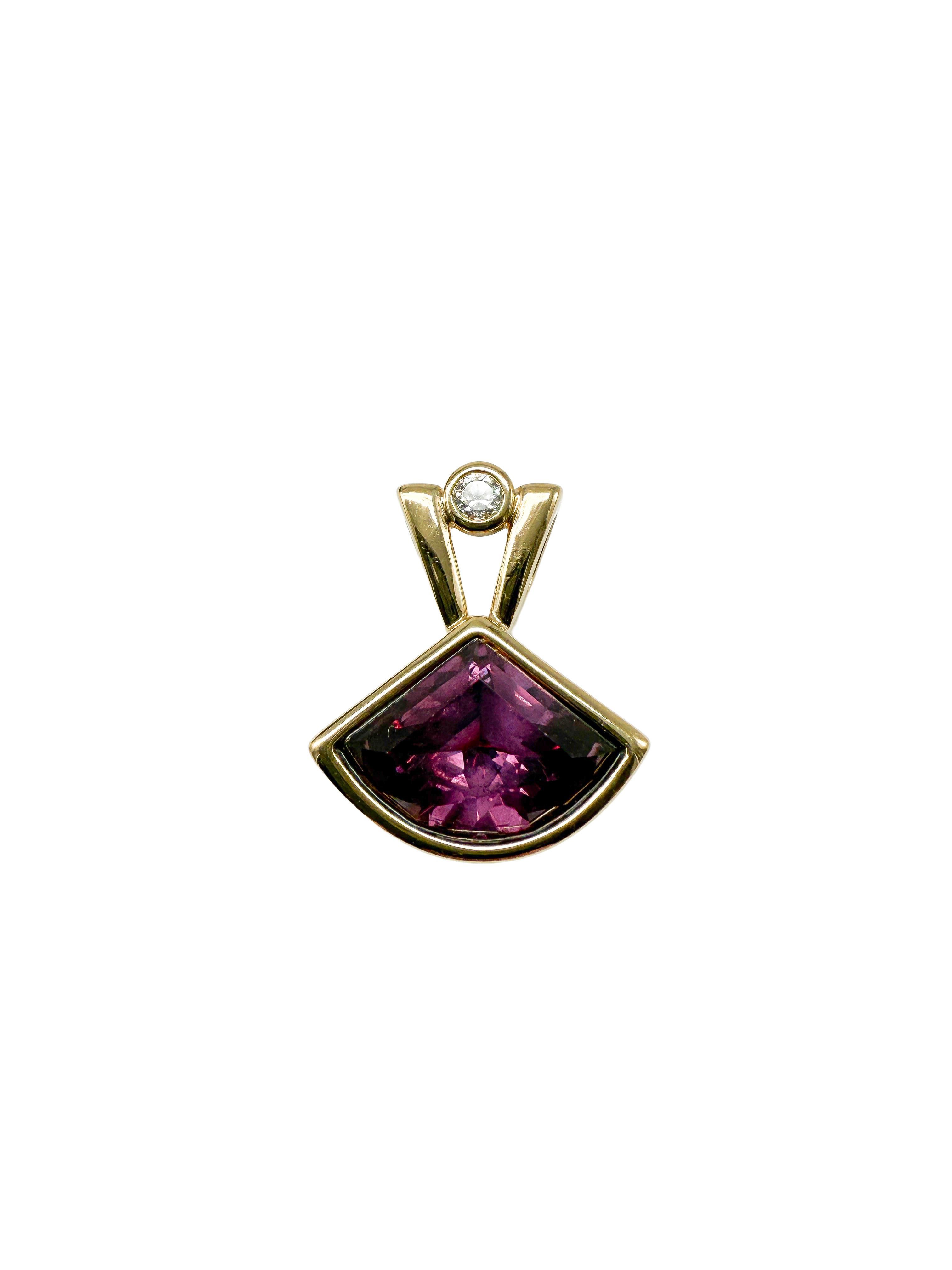 This extraordinary pendant unites timeless elegance with luxurious expressiveness and is presented in very good pre-owned condition with only a few visible signs of wear. Crafted from warm, radiant 14-karat yellow gold, this piece combines