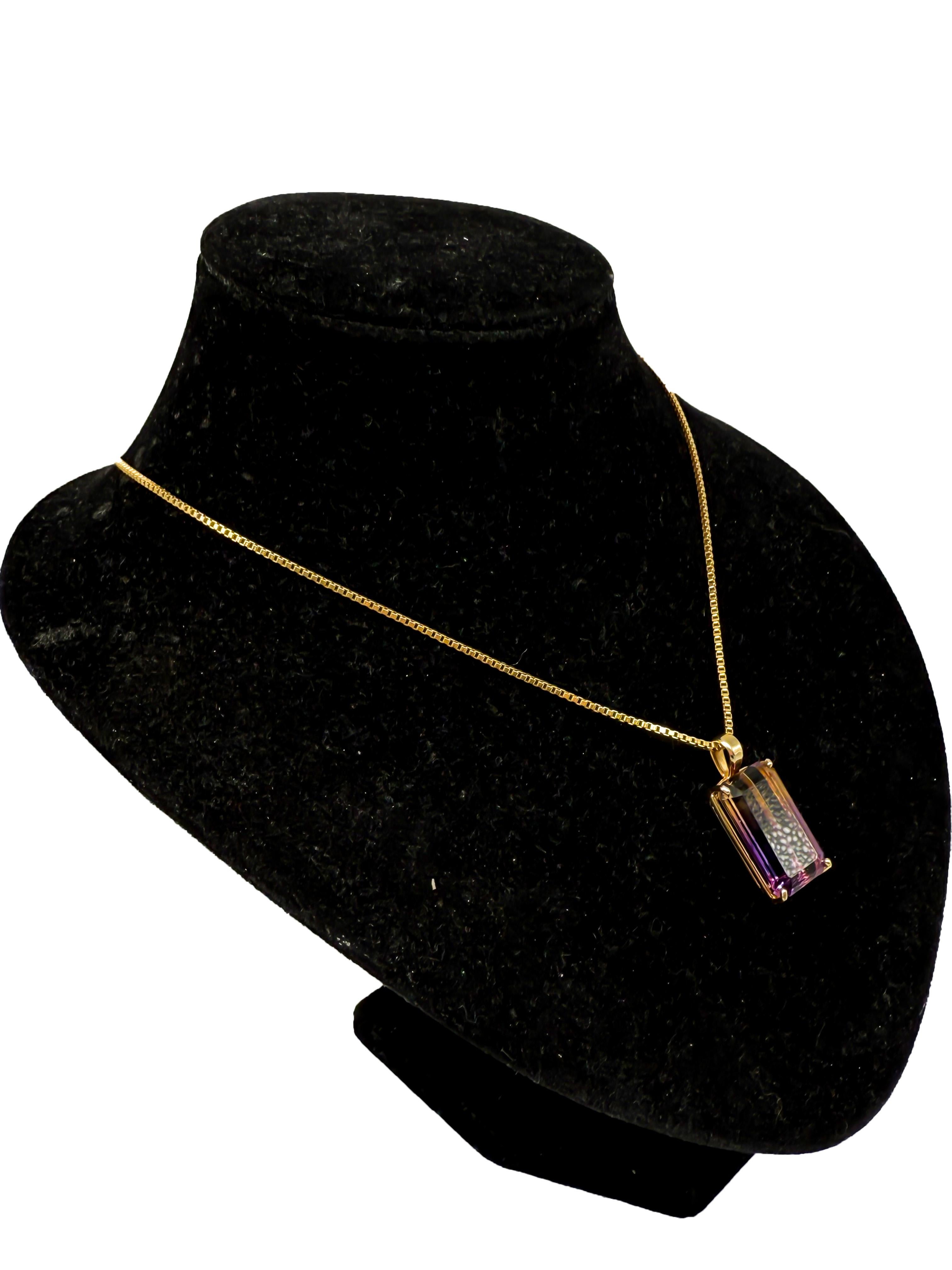 Elegante collana in oro giallo 14K con grande gemma viola - 20 ct - 56 cm

Questa sofisticata collana in oro giallo 14K è caratterizzata da una sorprendente gemma viola intenso con taglio a baguette. L'armoniosa combinazione di toni caldi dell'oro e