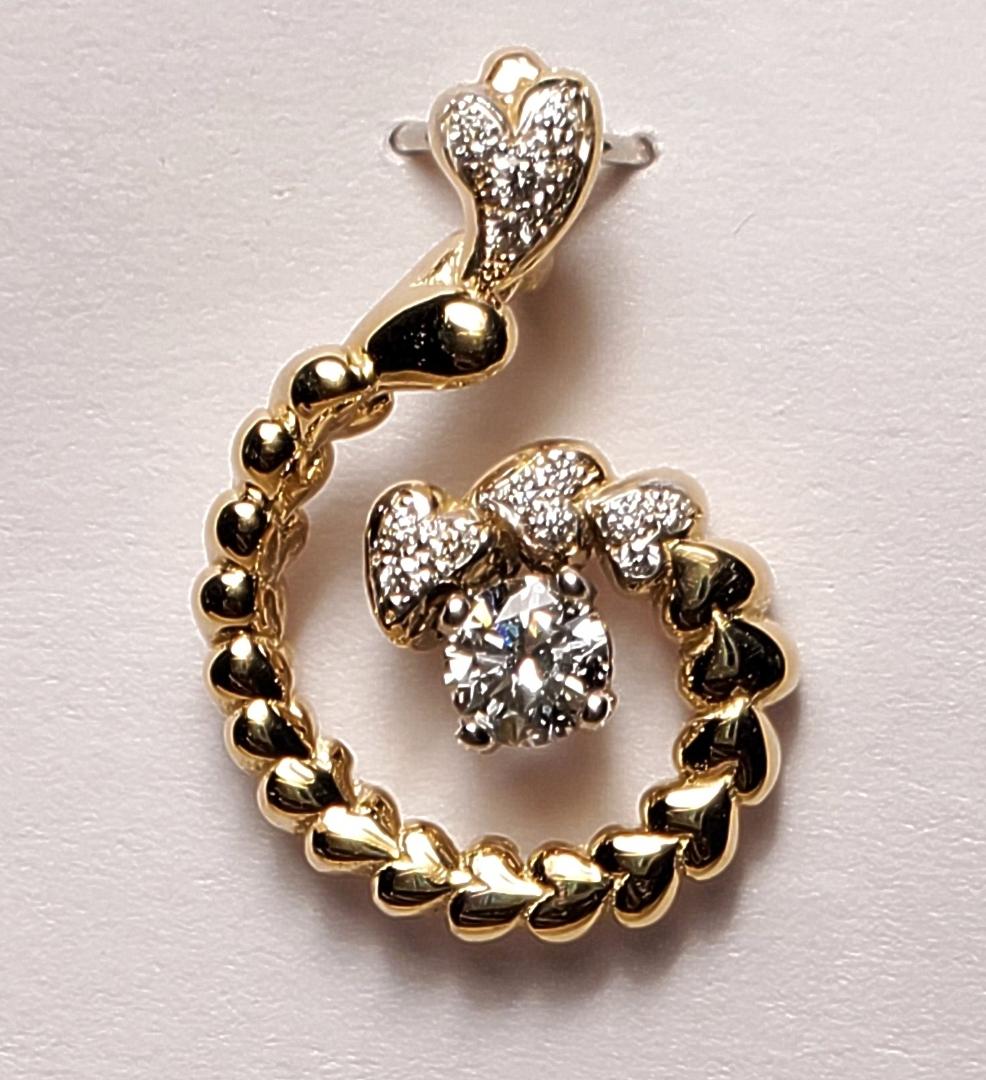 Pendentif en or jaune 14 carats avec un cœur «piraling » et une fleur d'amour en diamants Neuf - En vente à Los Angeles, CA